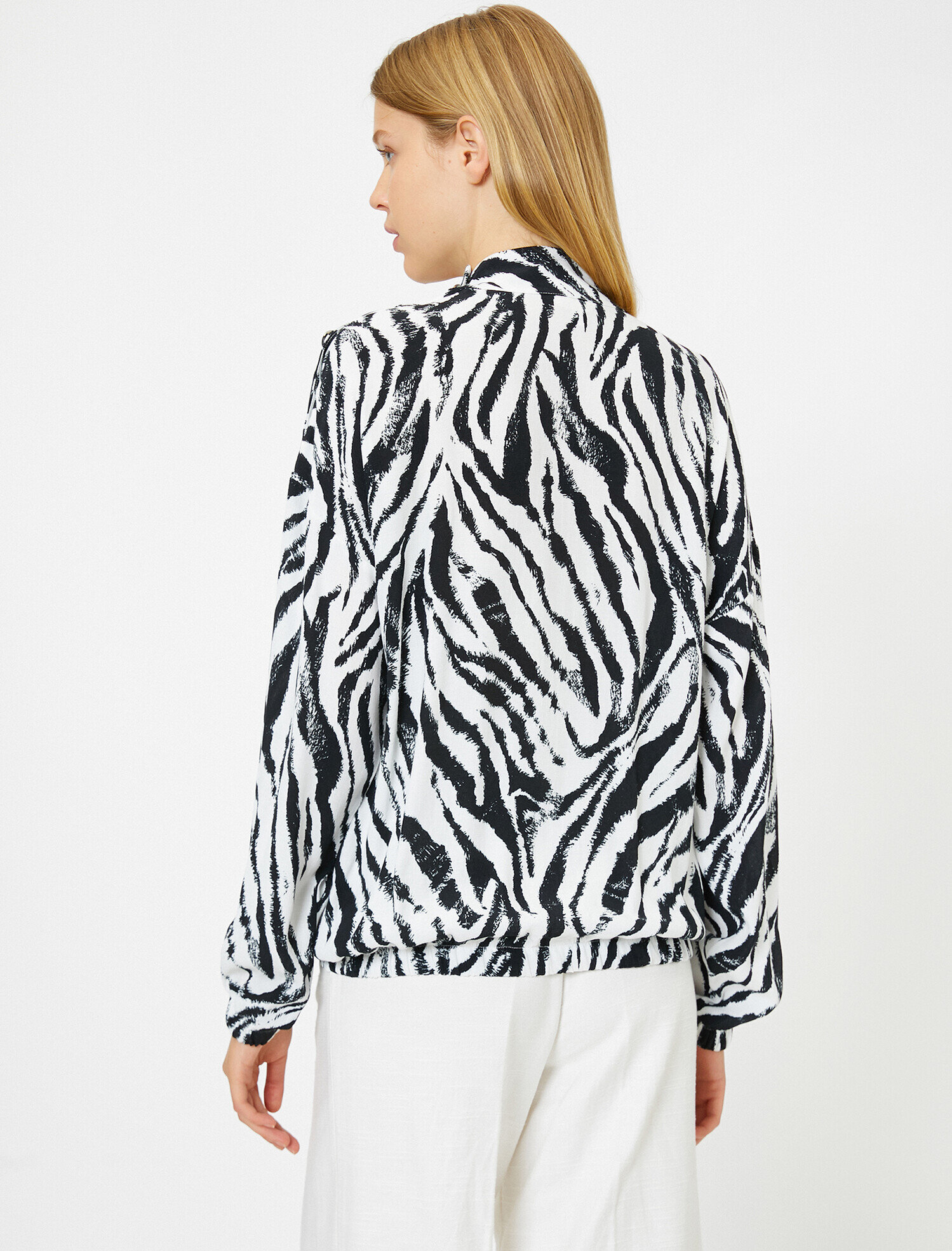   Düğme Detaylı Tişört