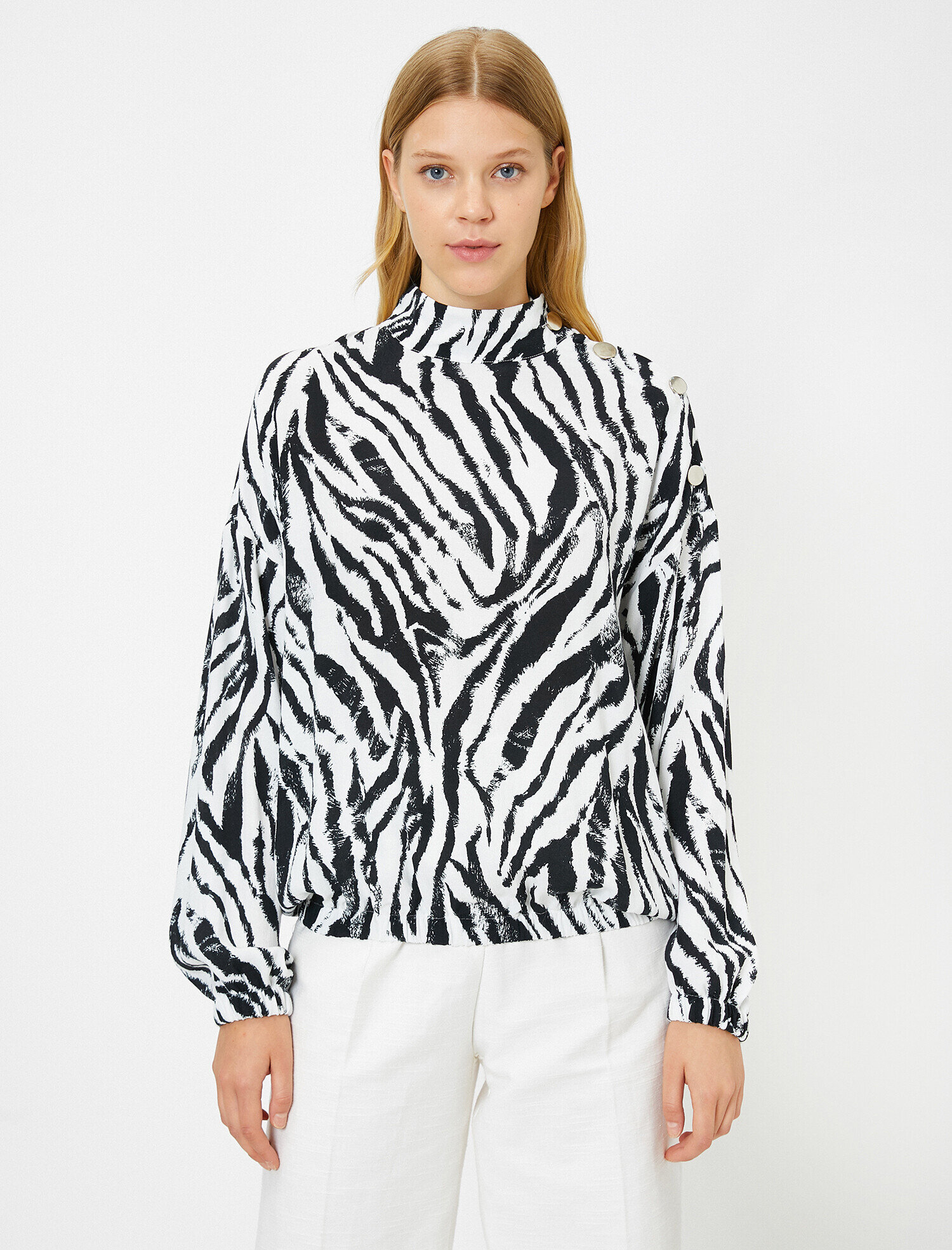   Düğme Detaylı Tişört