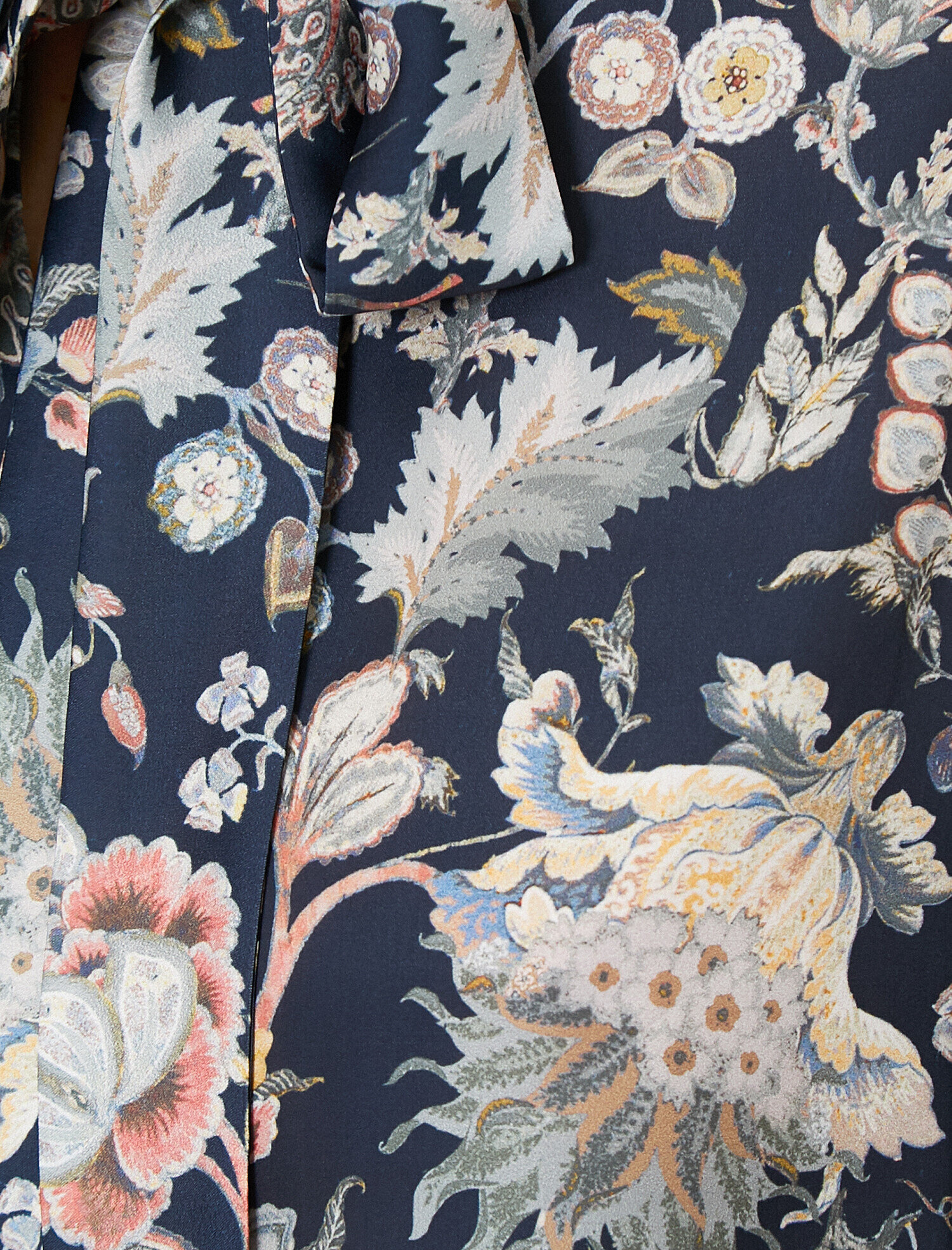   Çiçek Desenli Fular Detaylı Bluz