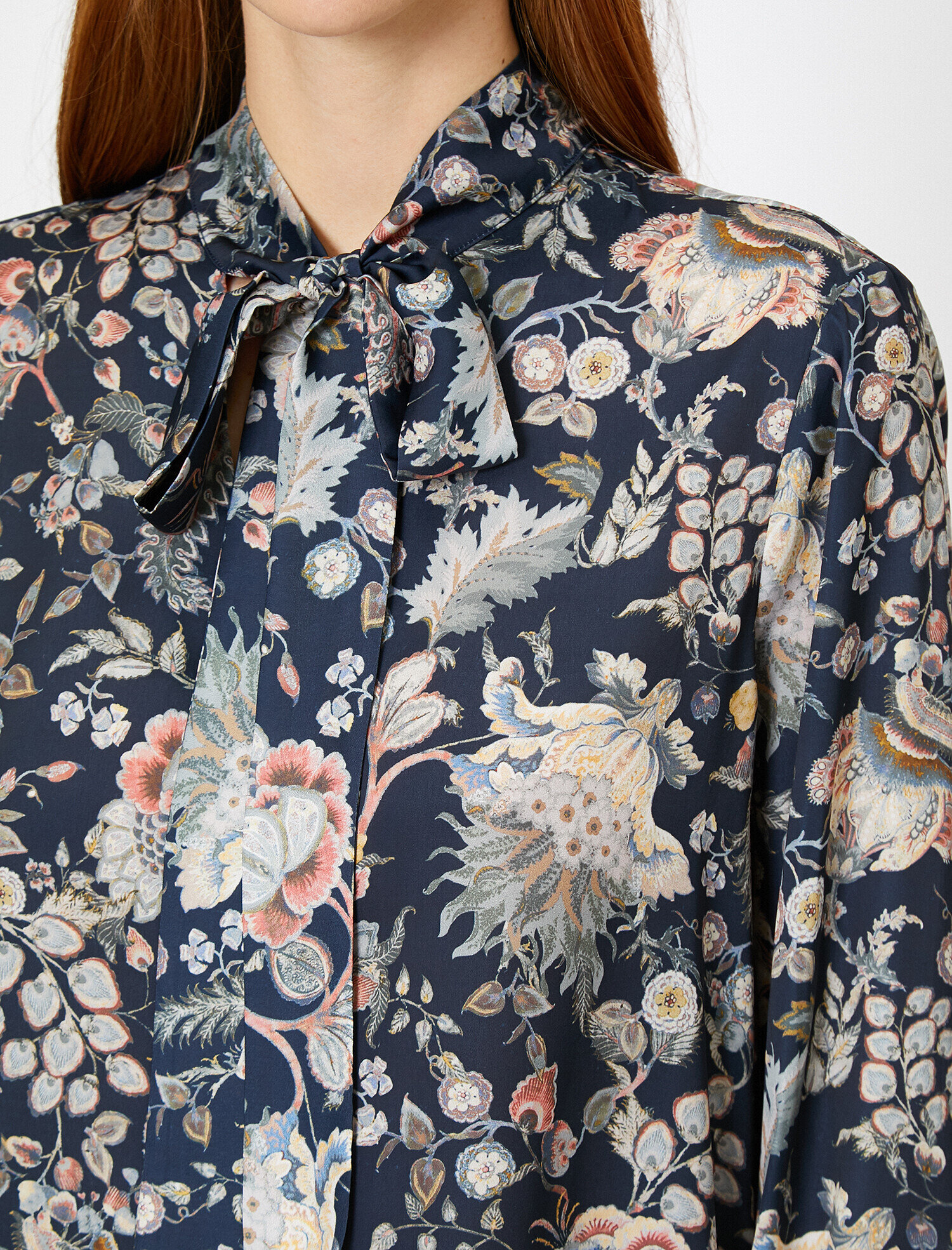   Çiçek Desenli Fular Detaylı Bluz