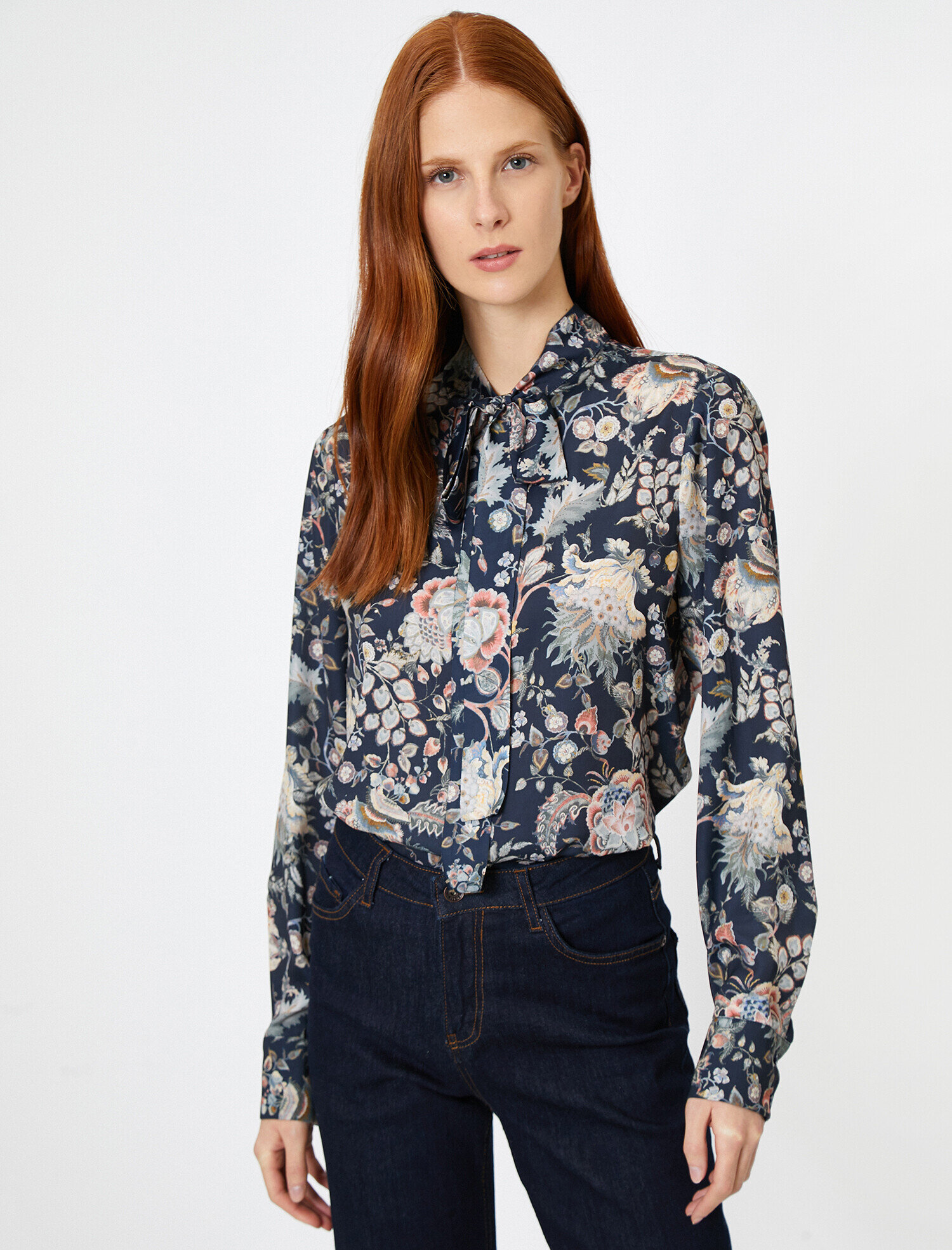   Çiçek Desenli Fular Detaylı Bluz