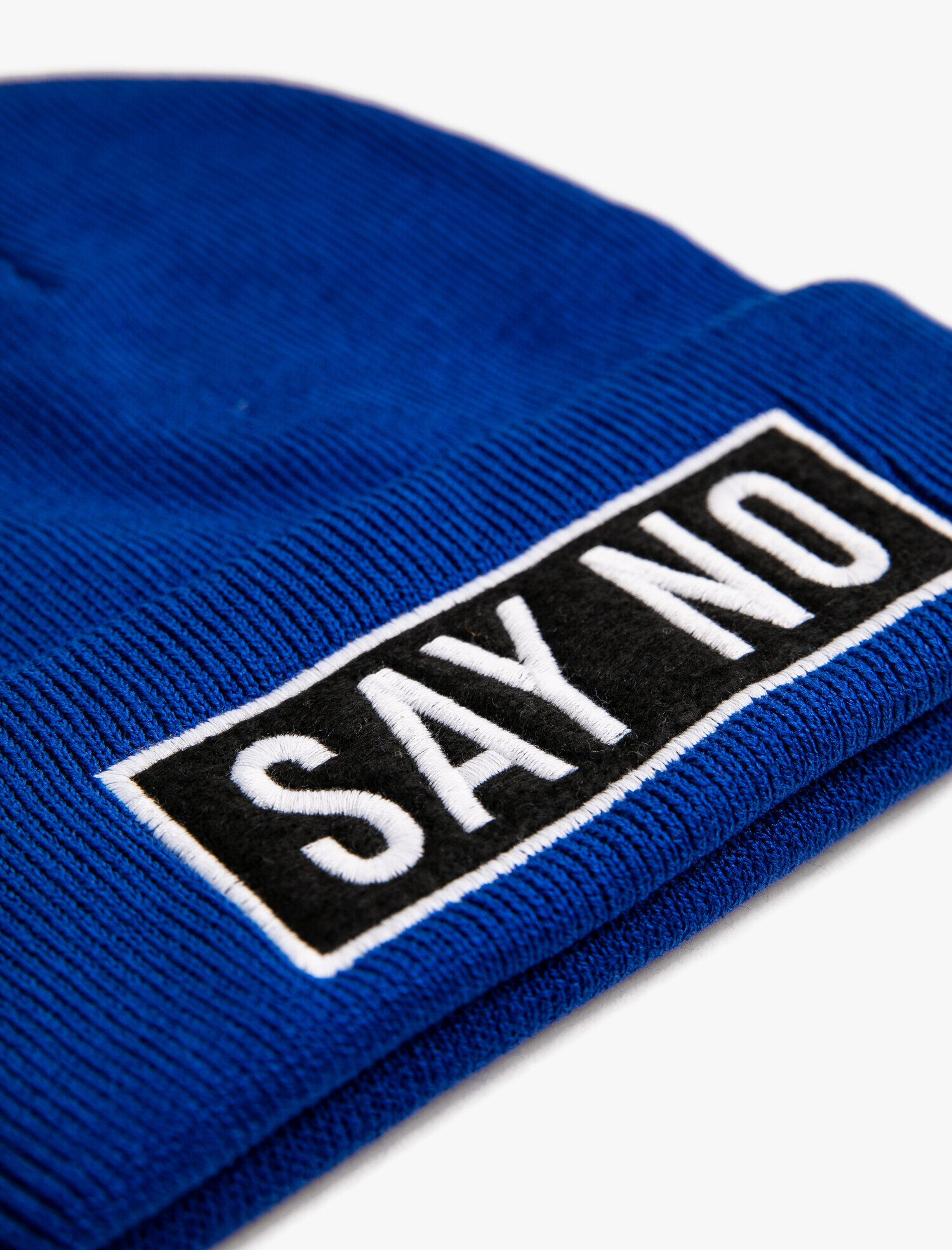  Kadın Örgü Bere Yazı İşlemeli