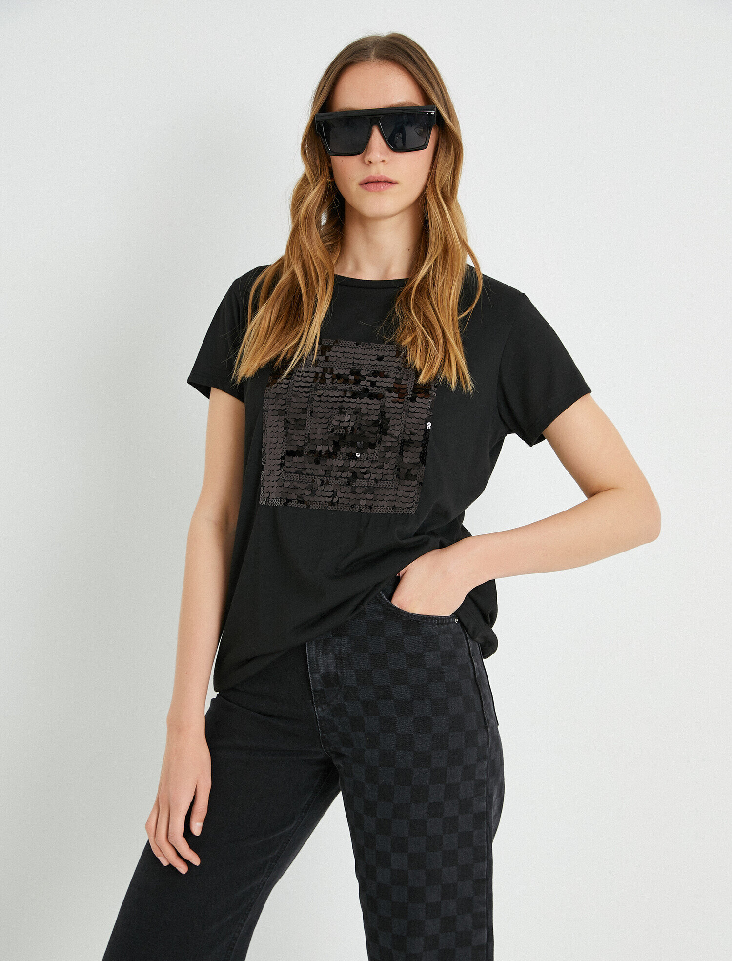   Pul Payet Detaylı Bisiklet Yaka Tişört