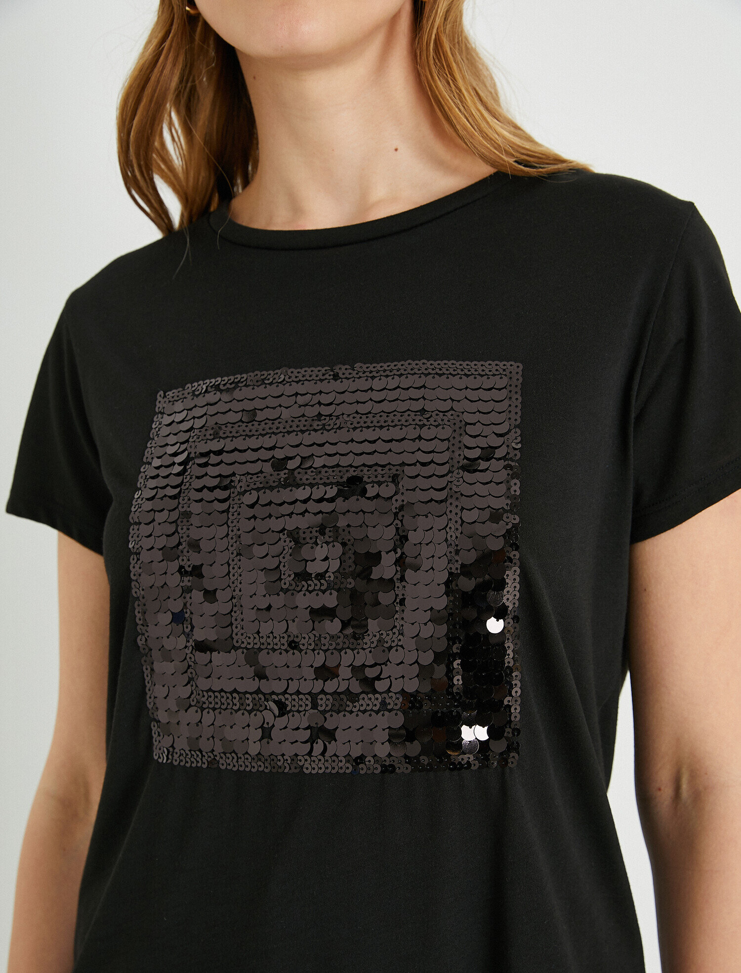   Pul Payet Detaylı Bisiklet Yaka Tişört