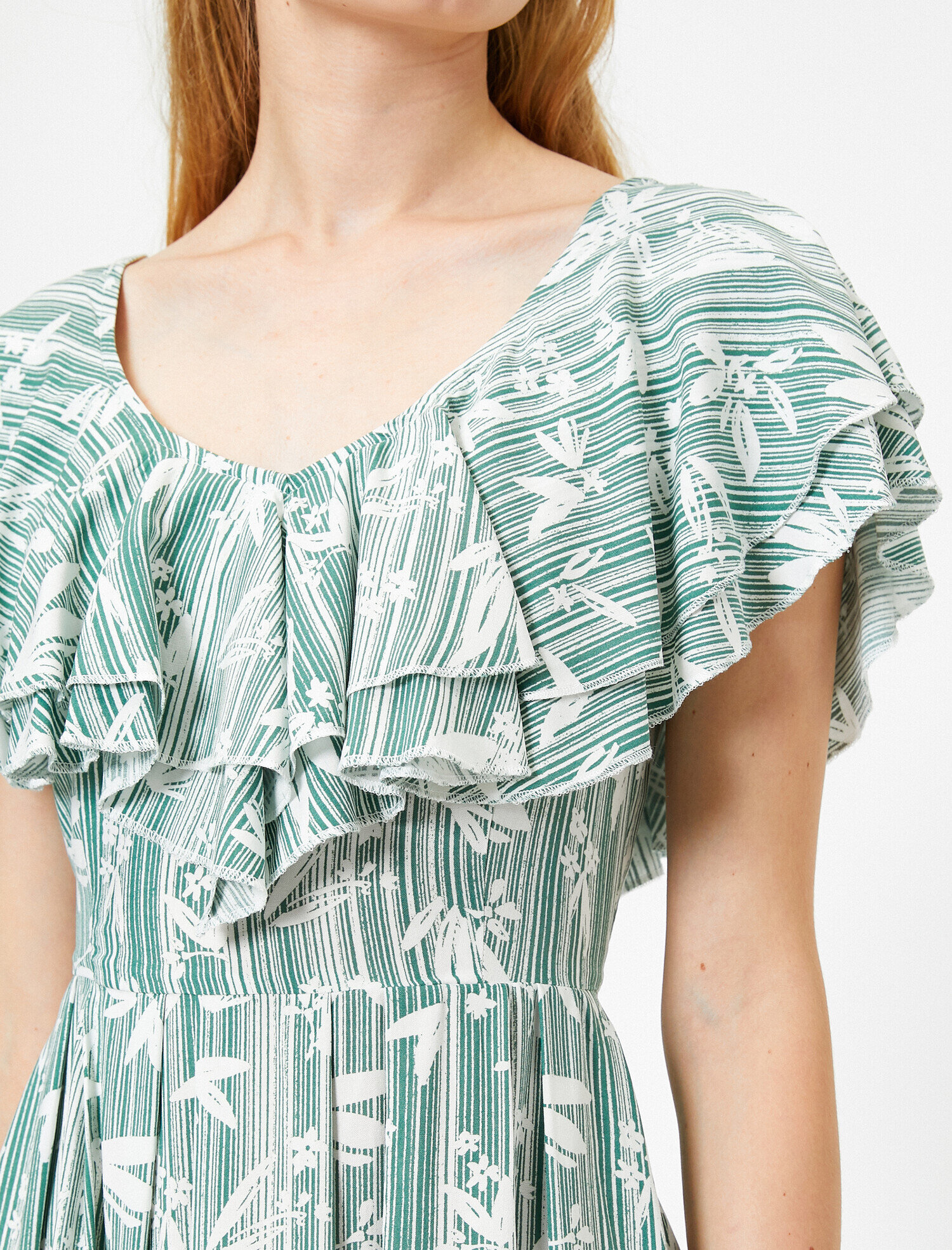   Desenli V Yaka Fırfırlı Kısa Elbise