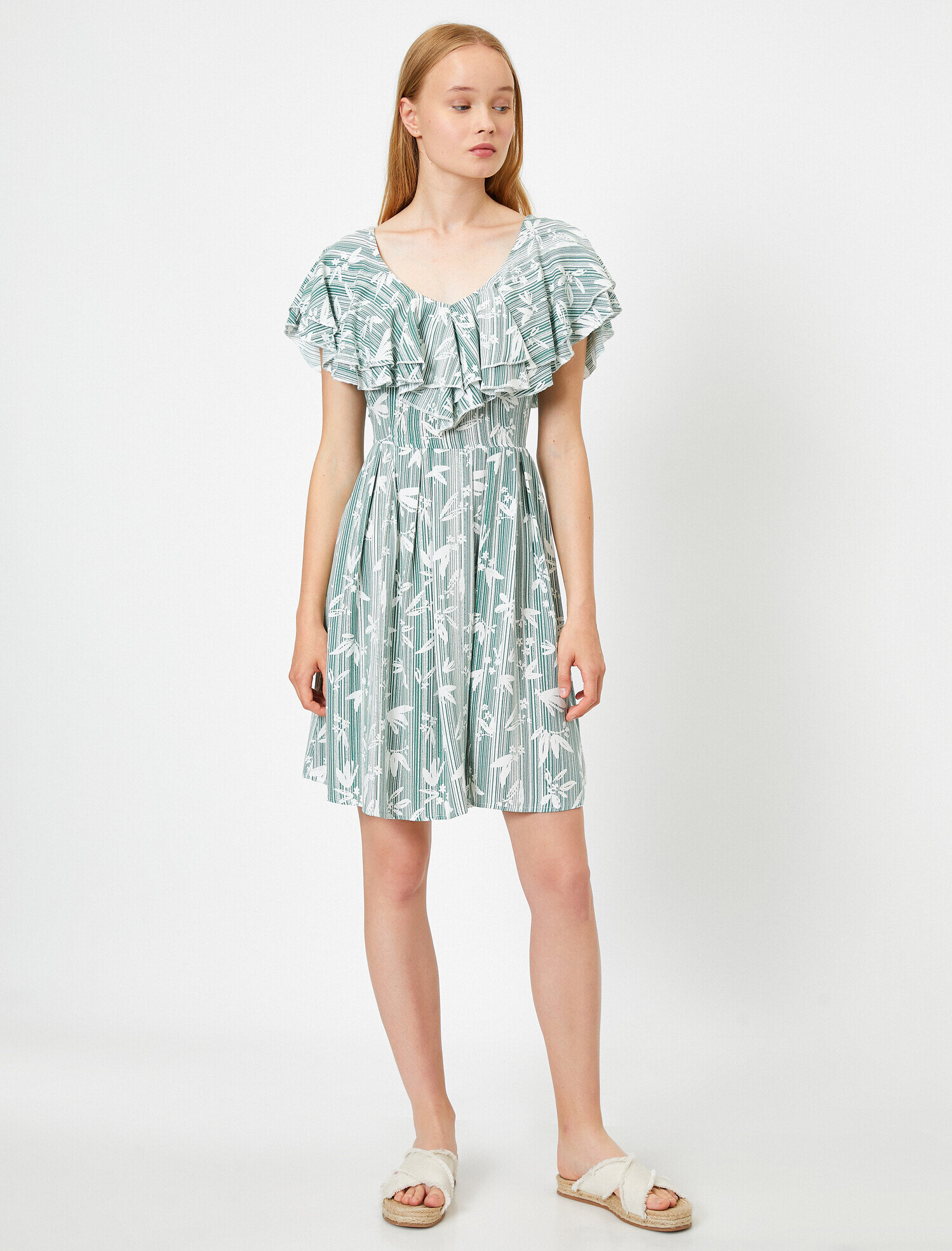   Desenli V Yaka Fırfırlı Kısa Elbise