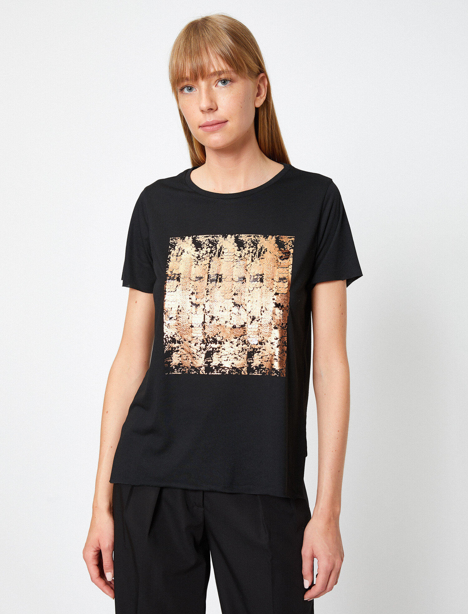   Pul Detaylı Kısa Kollu Tişört