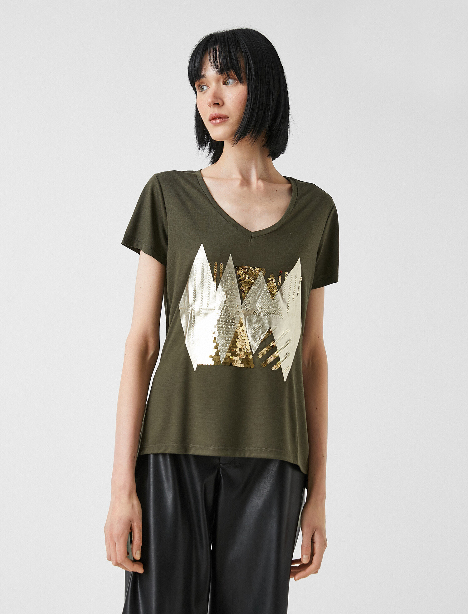   Pul Detaylı Kısa Kollu Tişört