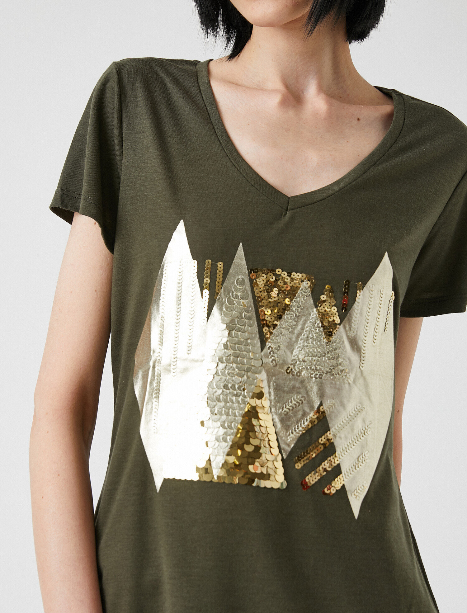   Pul Detaylı Kısa Kollu Tişört