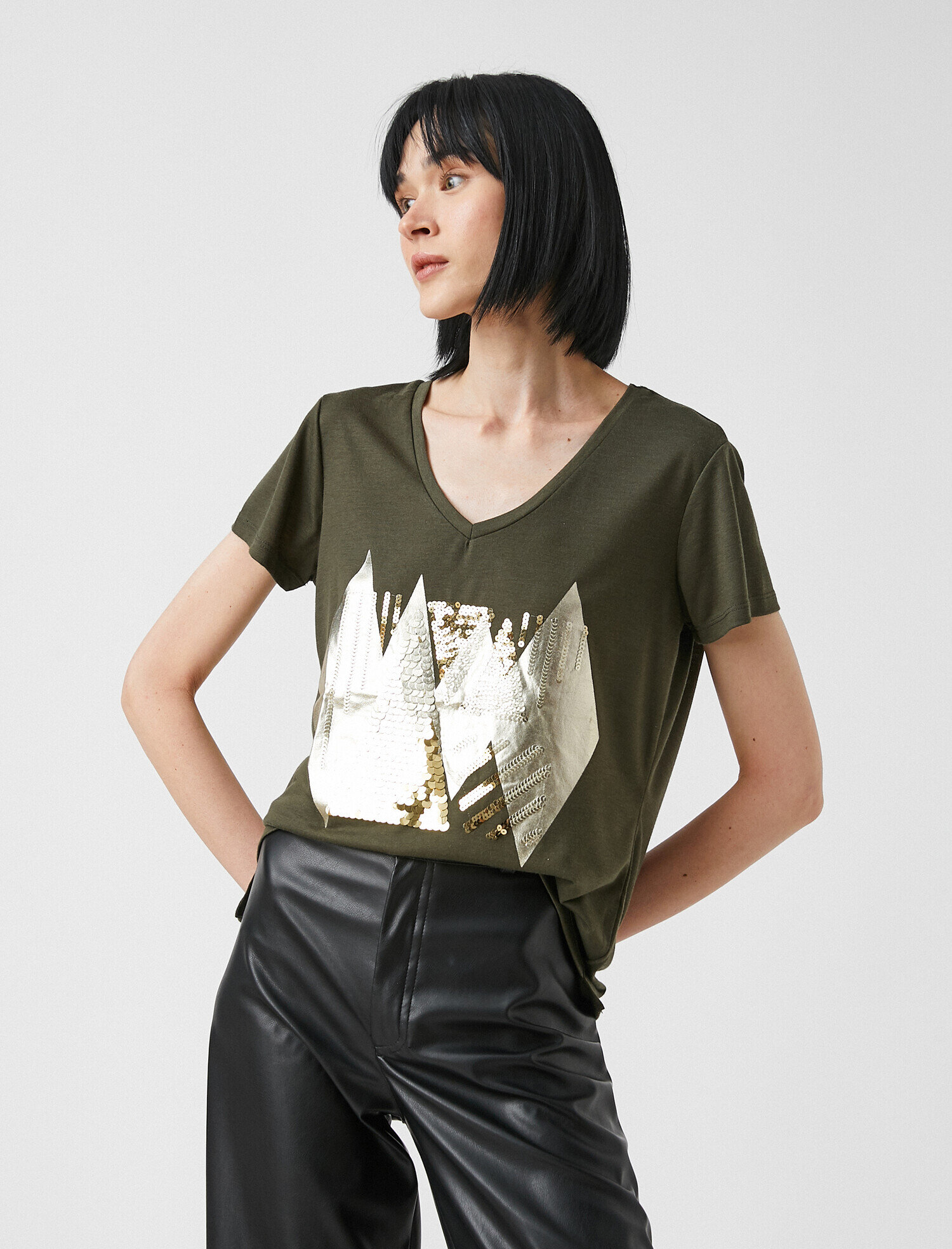   Pul Detaylı Kısa Kollu Tişört