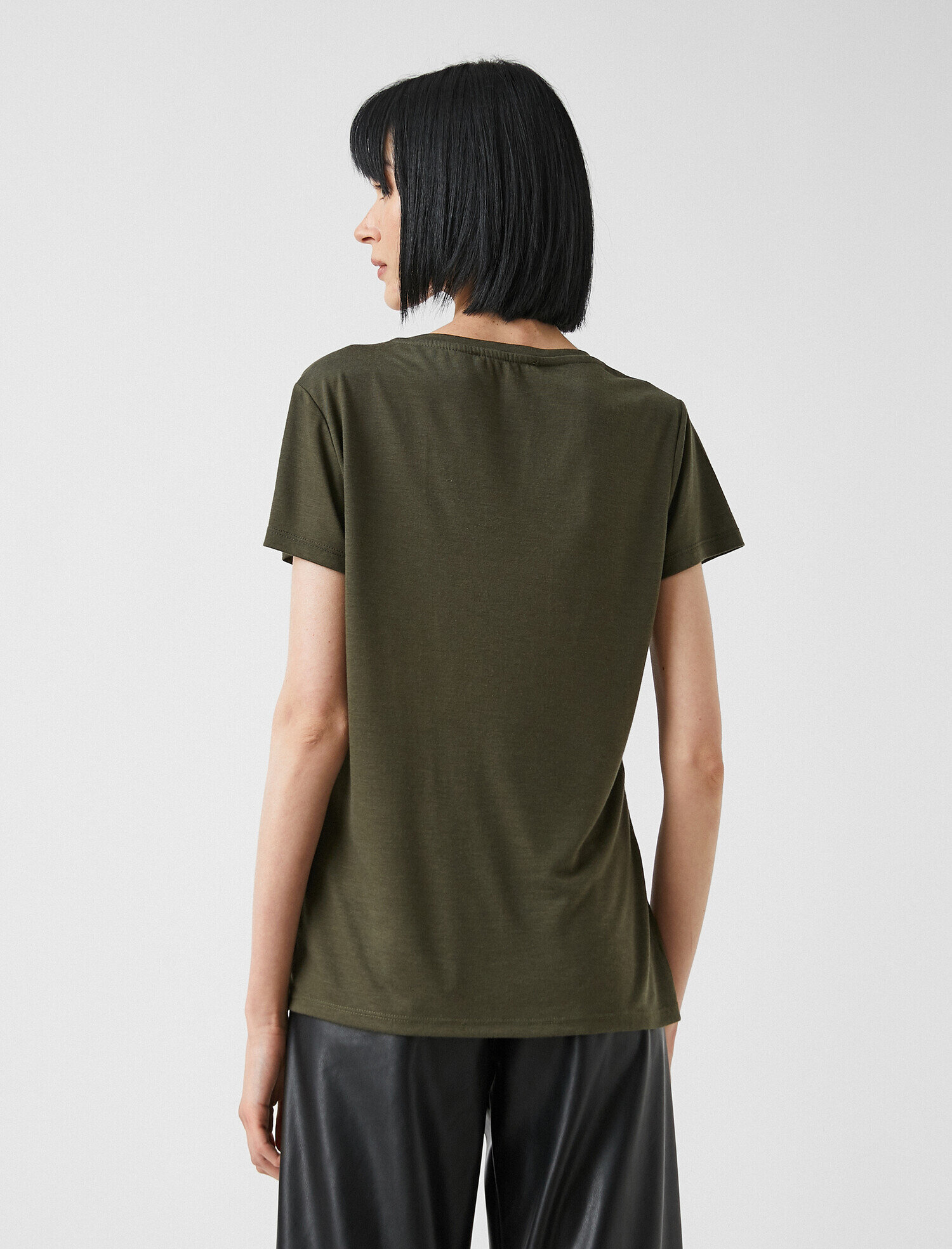   Pul Detaylı Kısa Kollu Tişört