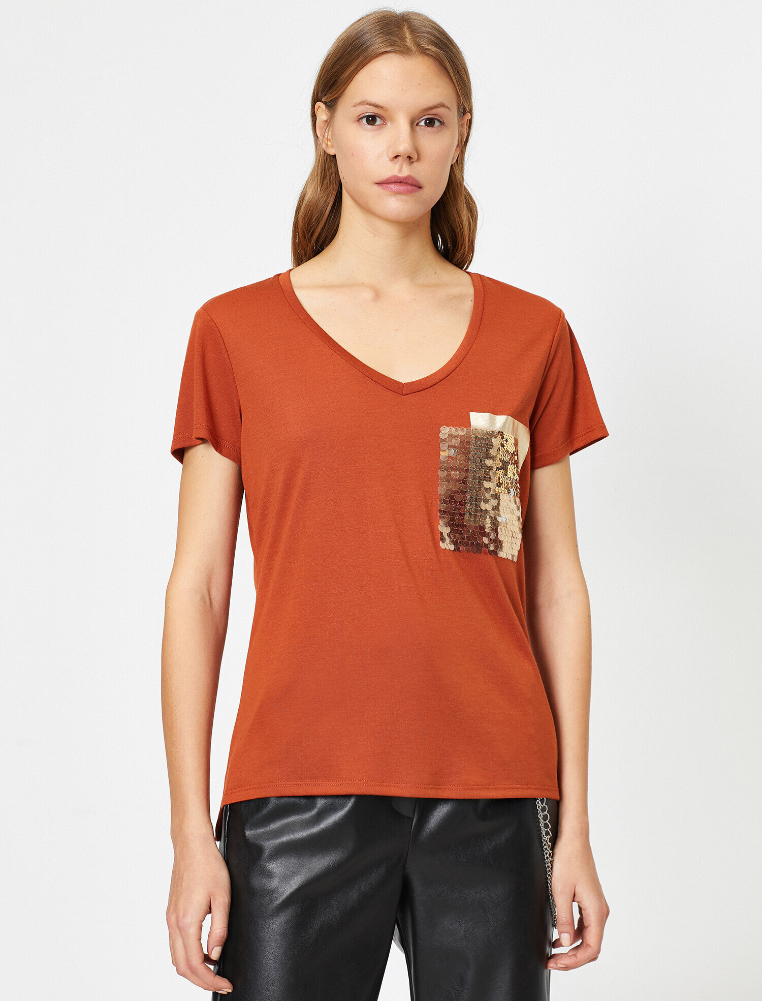   Pul Detaylı Kısa Kollu Tişört