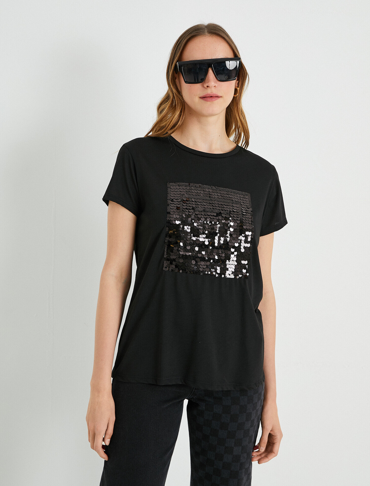   Pul Payet Detaylı Bisiklet Yaka Tişört