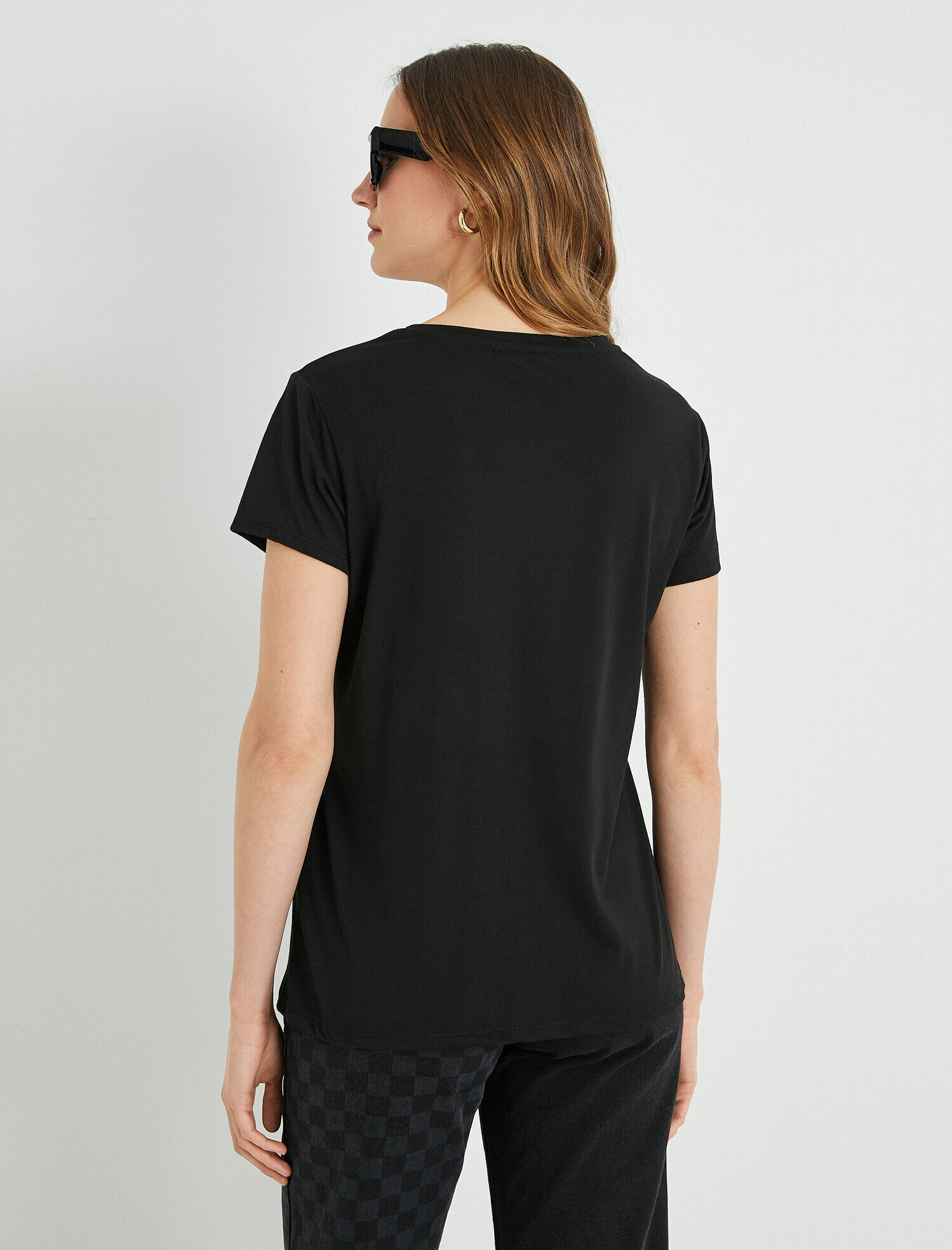   Pul Payet Detaylı Bisiklet Yaka Tişört