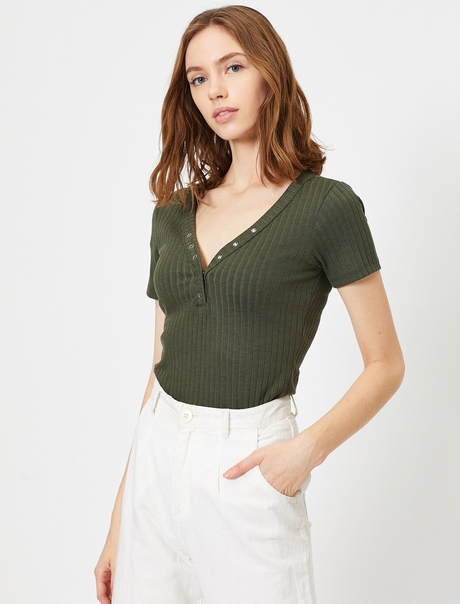   Çıtçıt Detaylı V Yaka Tişört