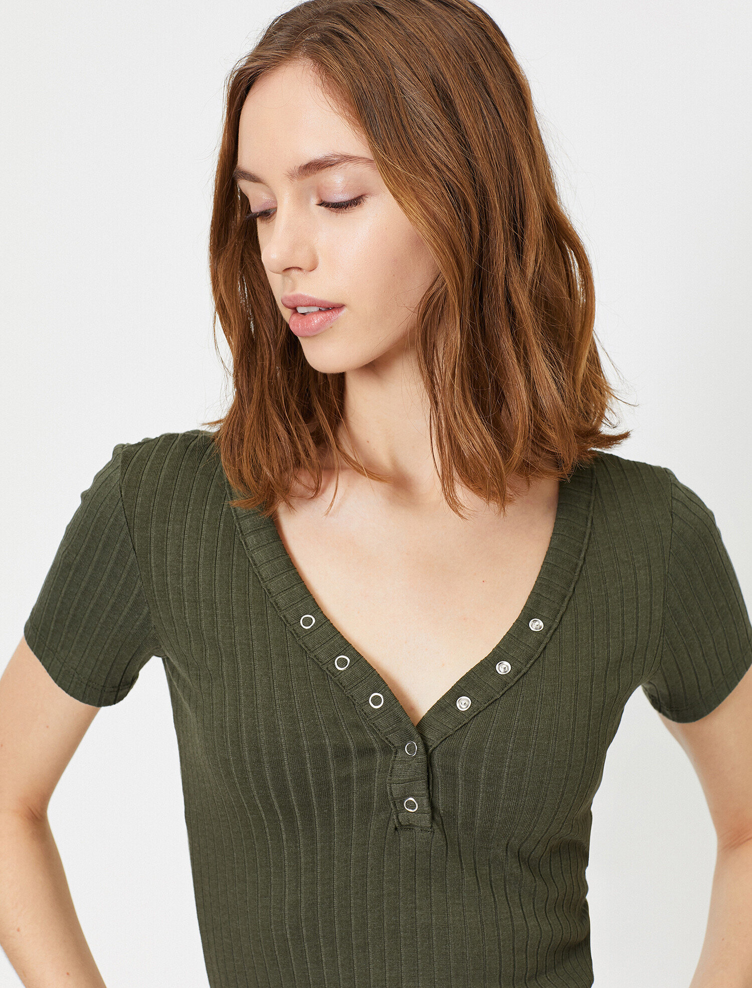   Çıtçıt Detaylı V Yaka Tişört