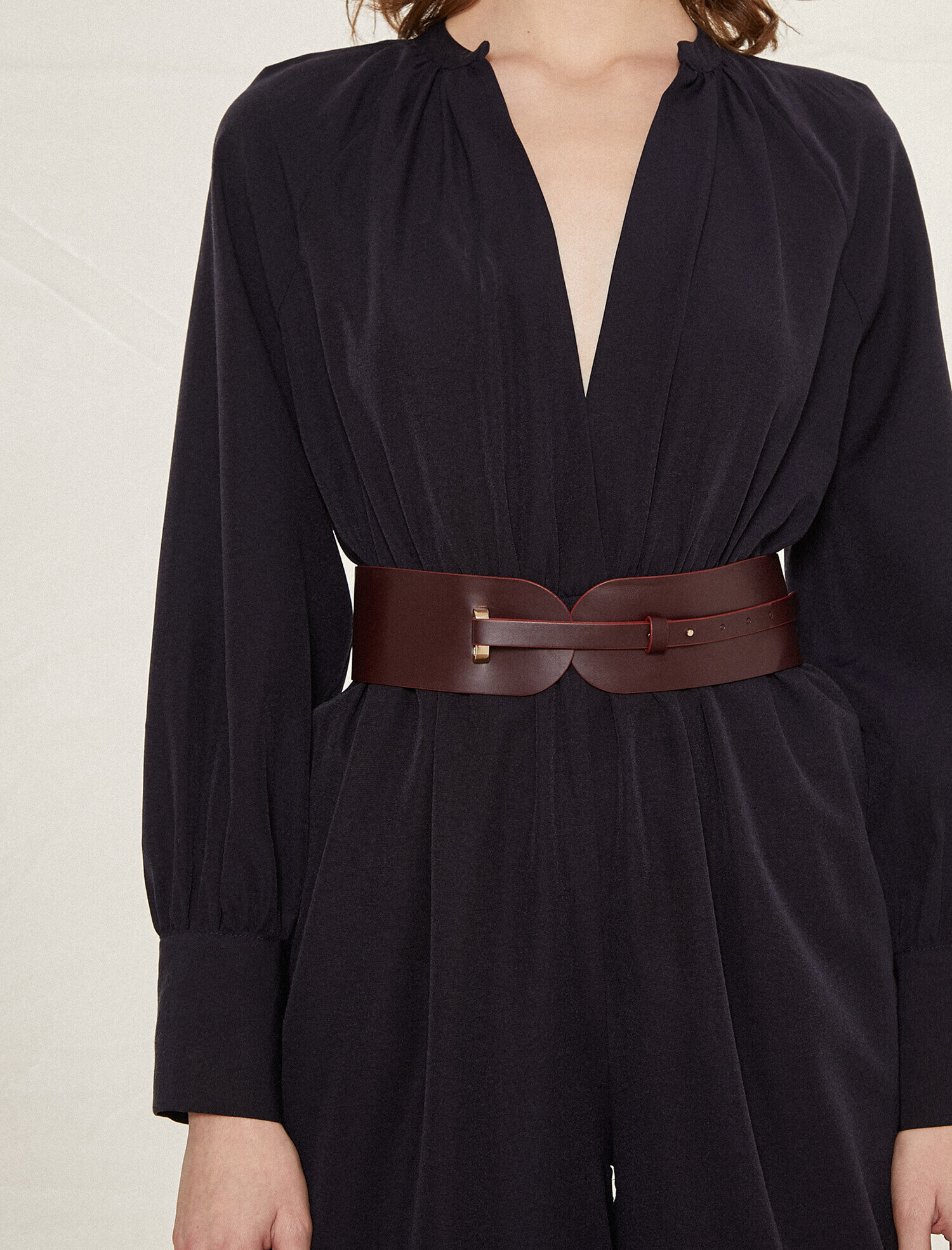   V Yaka Kemer Detaylı Kısa Paça Tulum