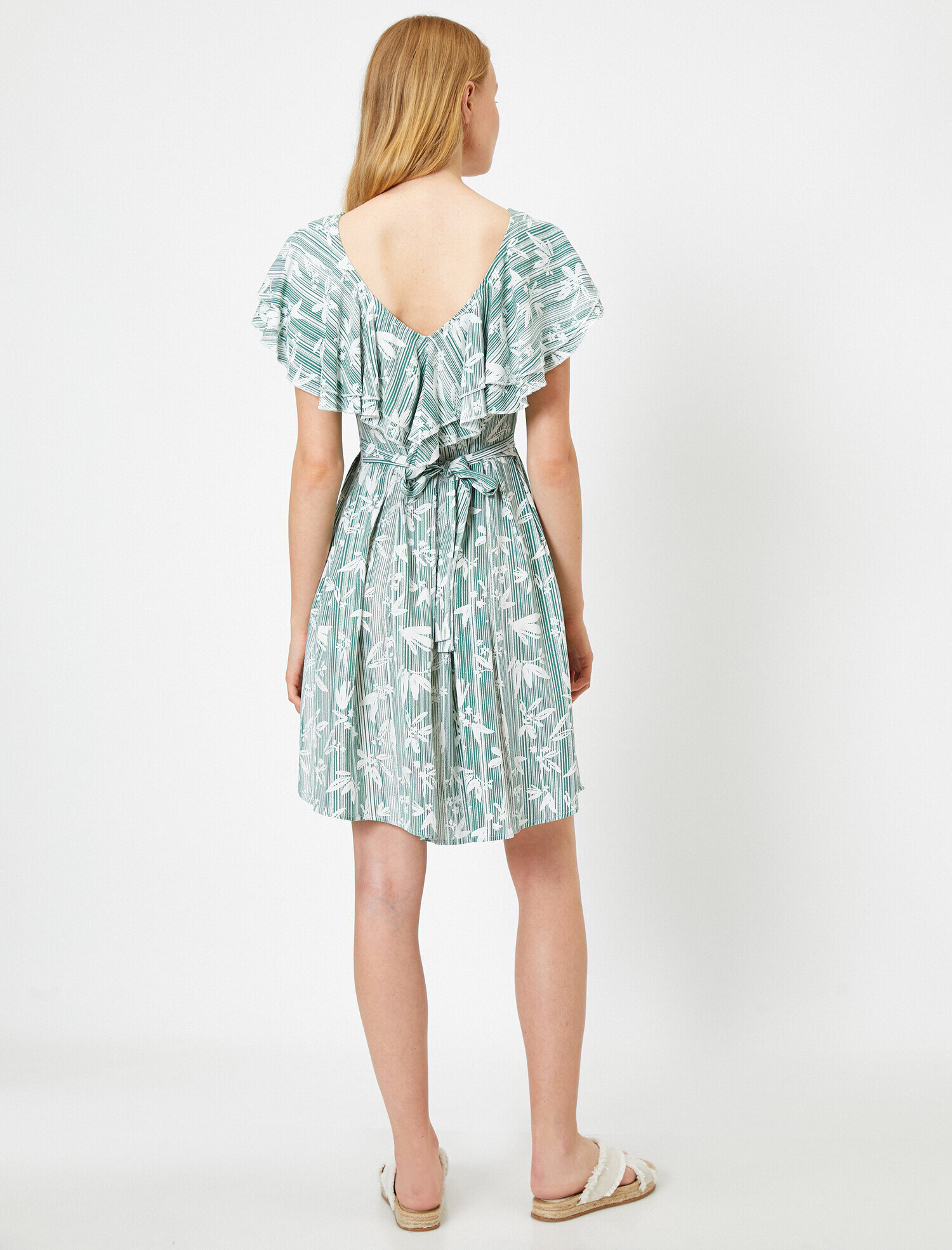   Desenli V Yaka Fırfırlı Kısa Elbise