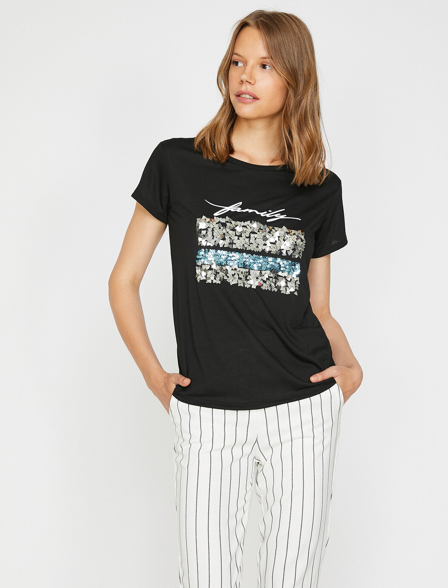   Pul Detaylı Tişört