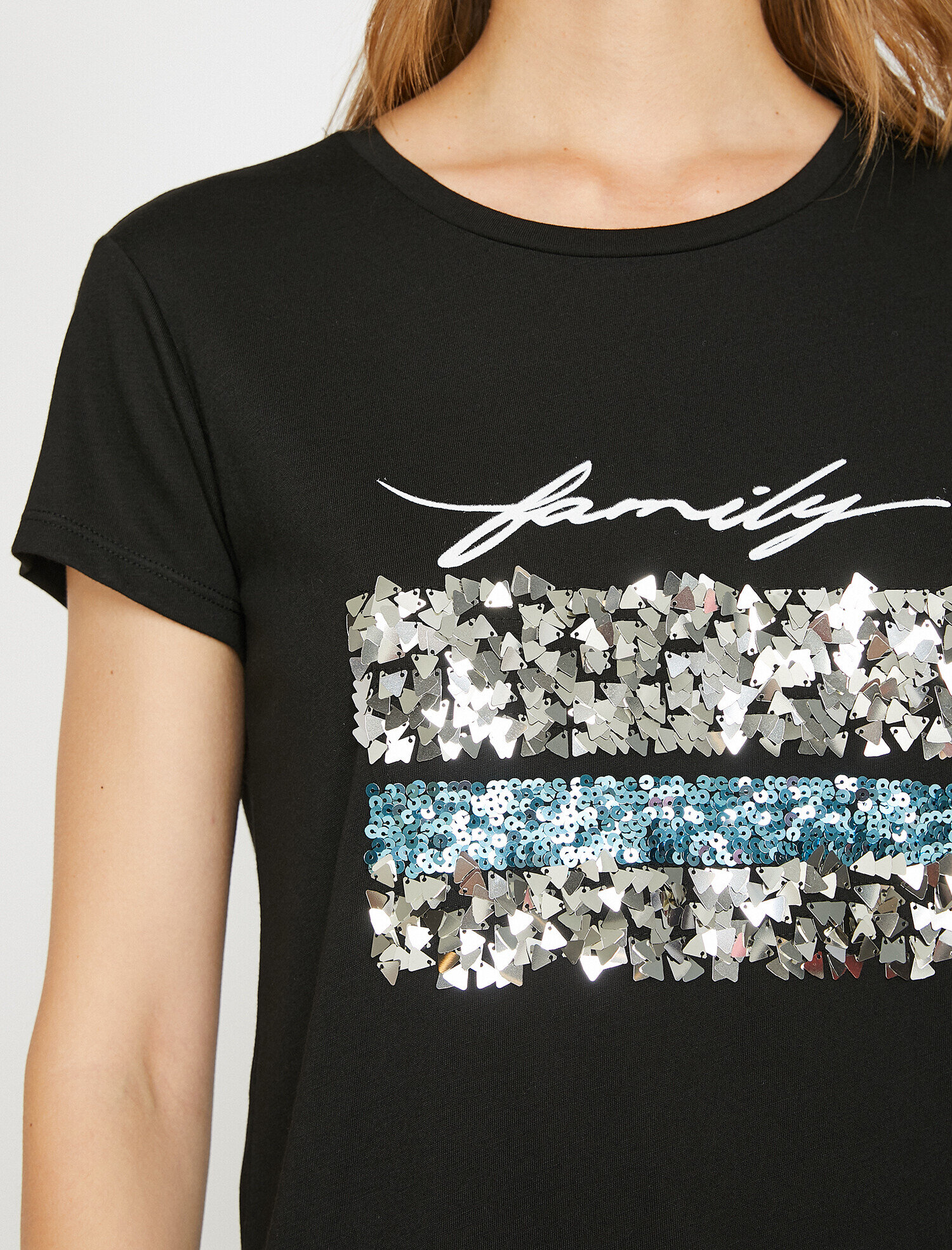   Pul Detaylı Tişört