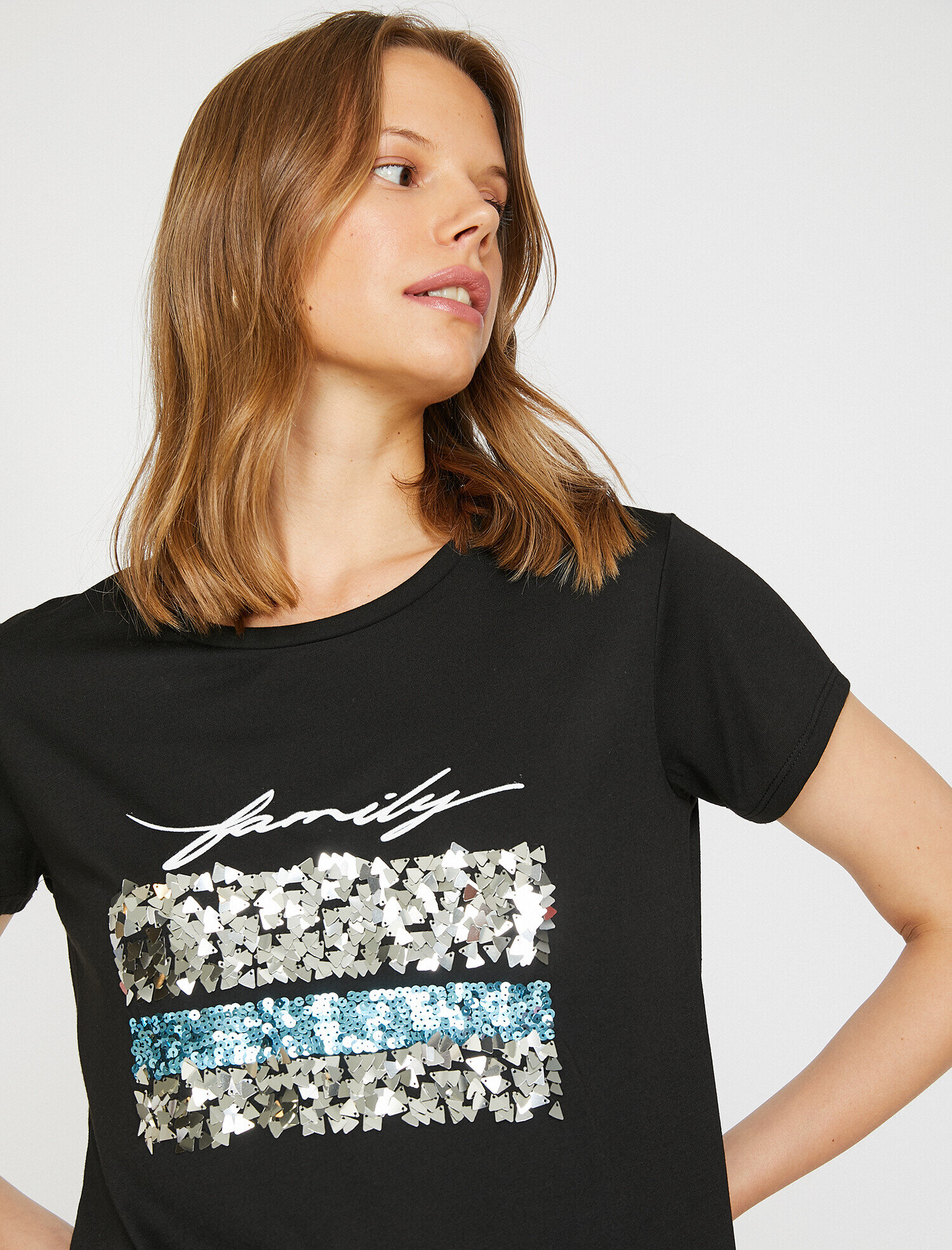   Pul Detaylı Tişört