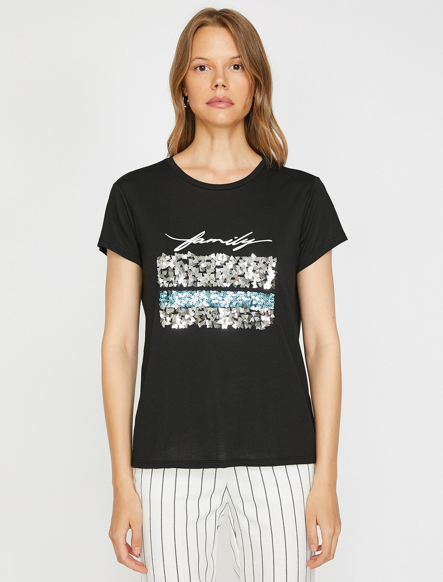   Pul Detaylı Tişört