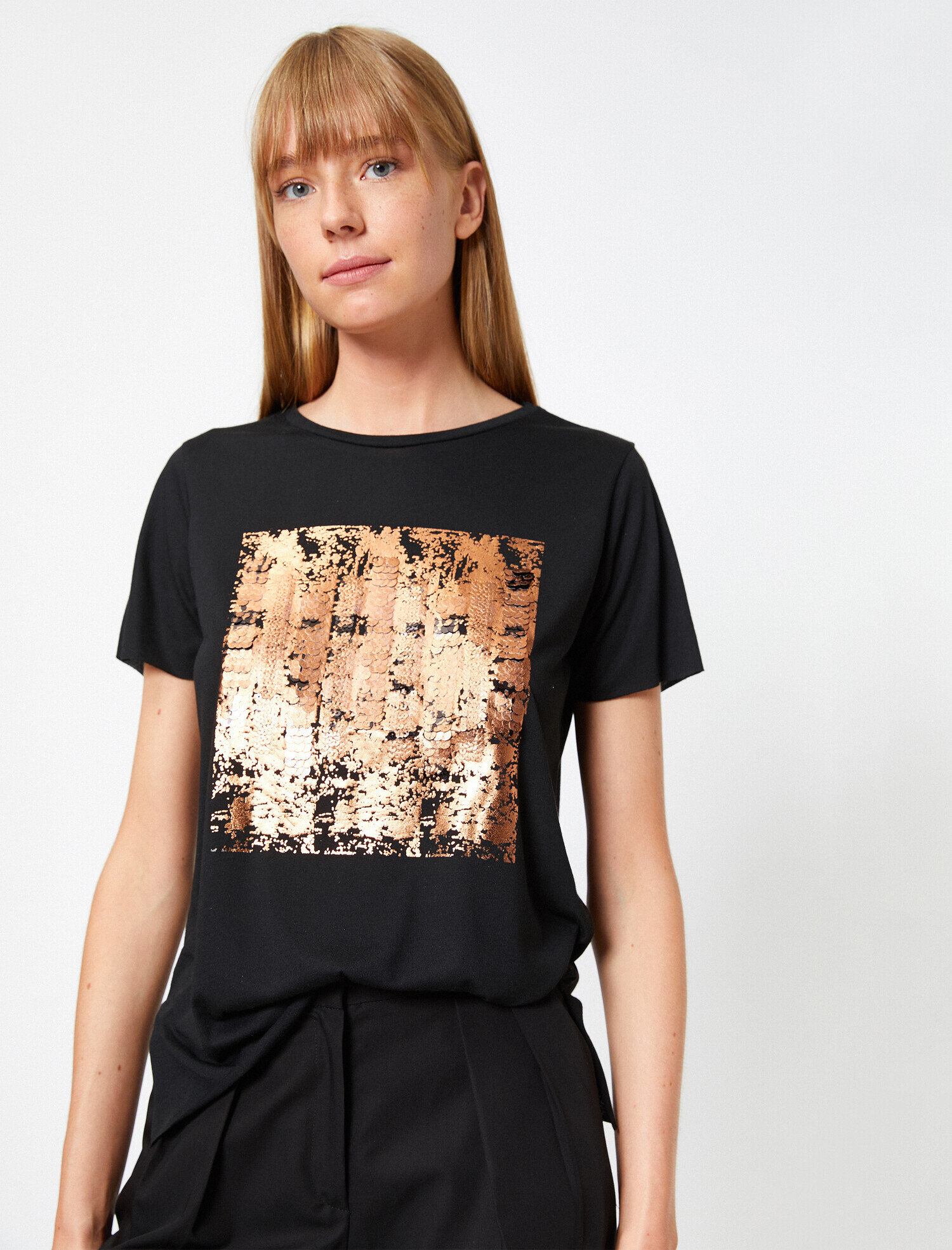   Pul Detaylı Kısa Kollu Tişört