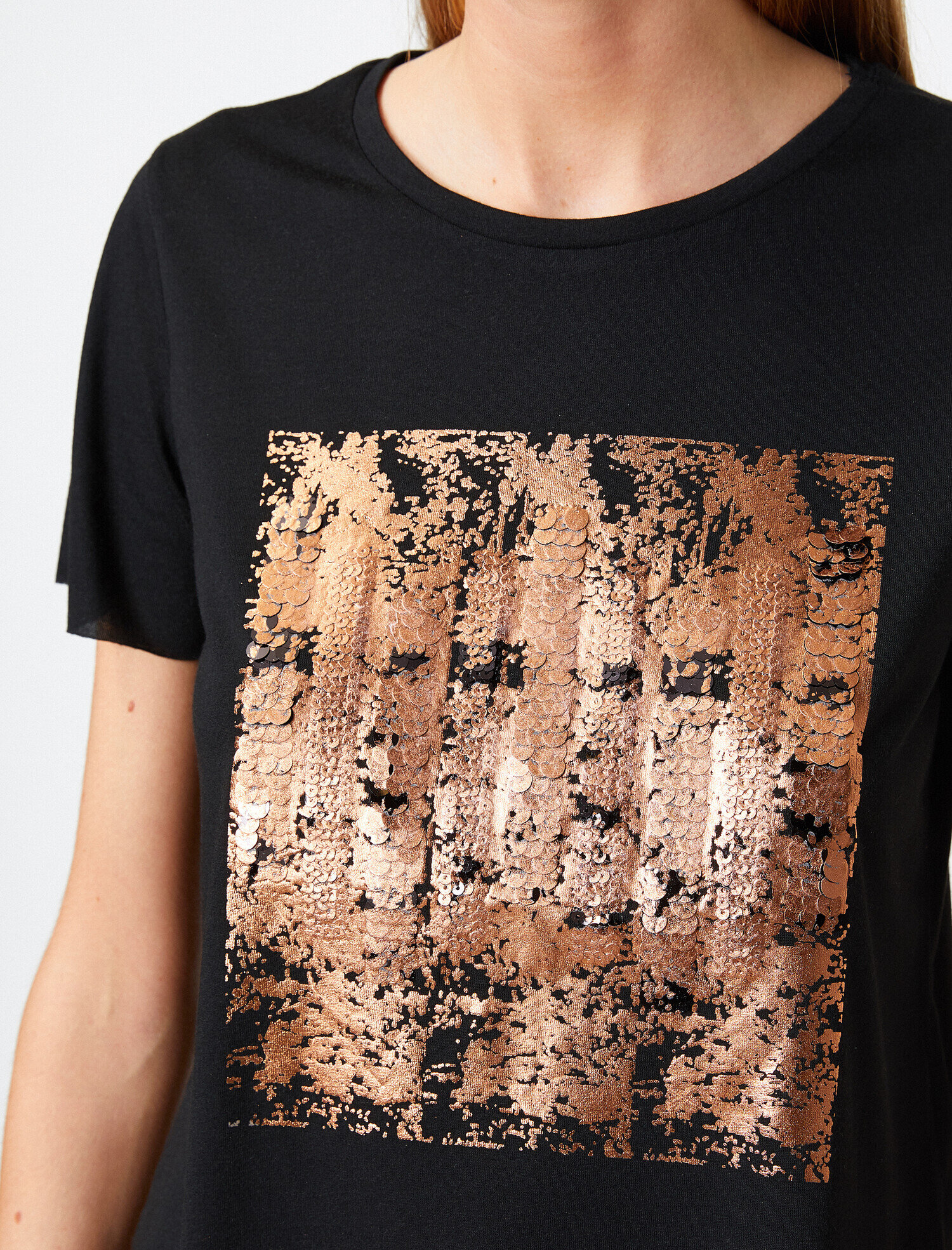   Pul Detaylı Kısa Kollu Tişört