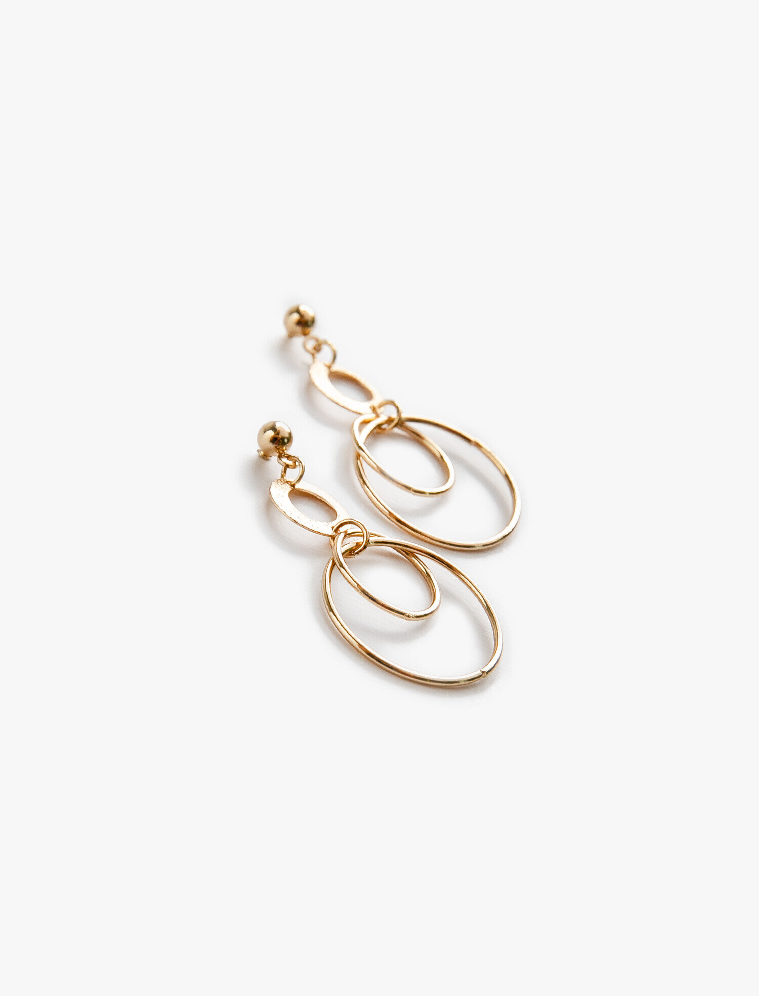  Kadın Halka Tasarımlı Sallantılı Küpe