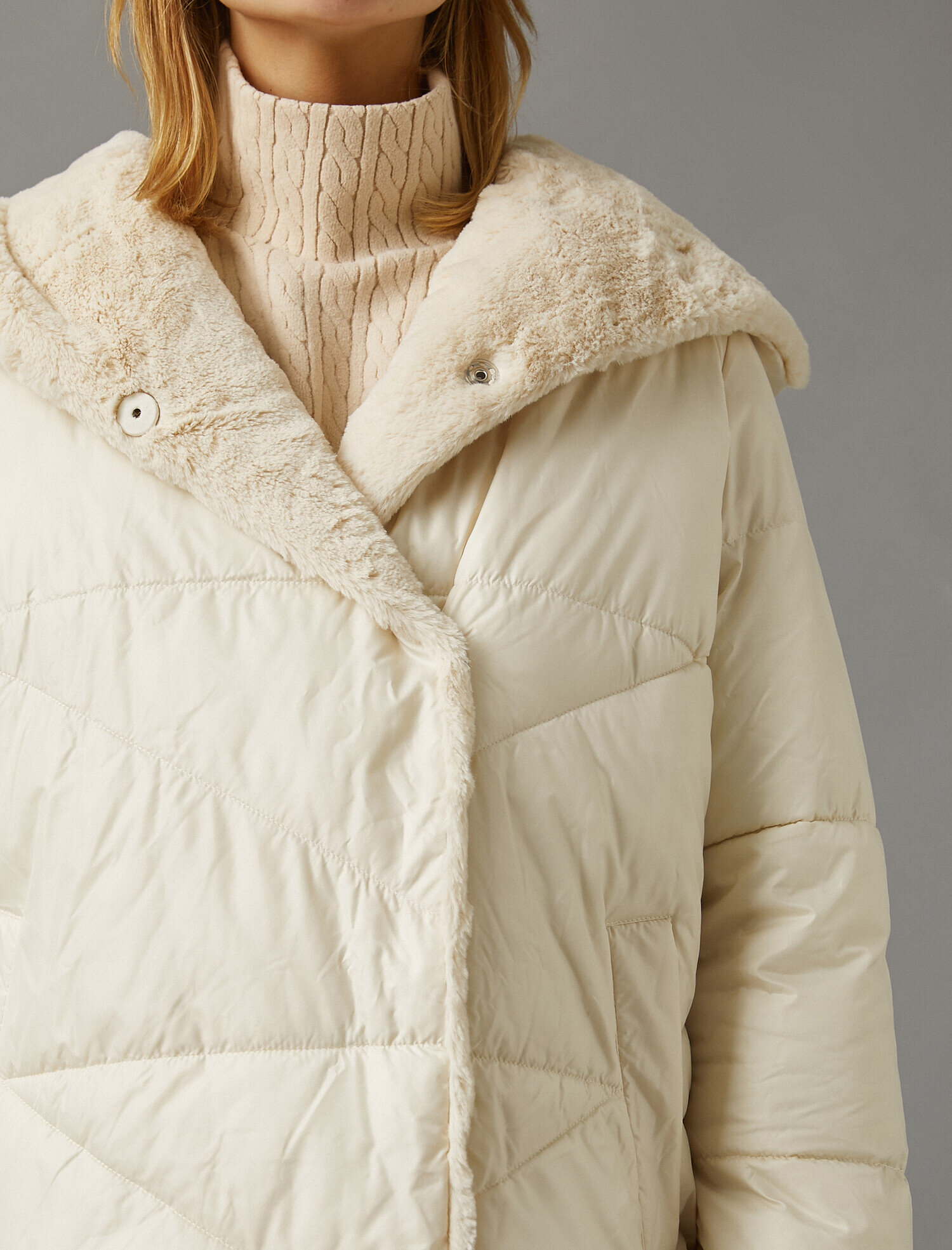   Kapüşonlu İçi Peluş Çıtçıtlı Oversize Şişme Mont