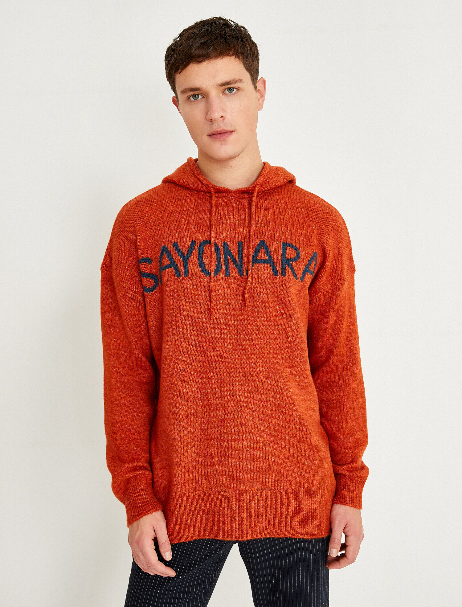   Sloganlı Kapüşonlu Kazak