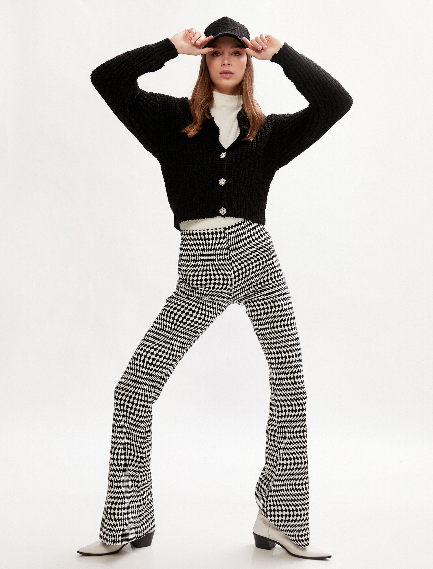   Parlak Taş Düğmeli V Yaka Hırka