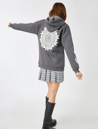 Oversize Rick and Morty Lisanslı Kapüşonlu Baskılı Sweatshirt