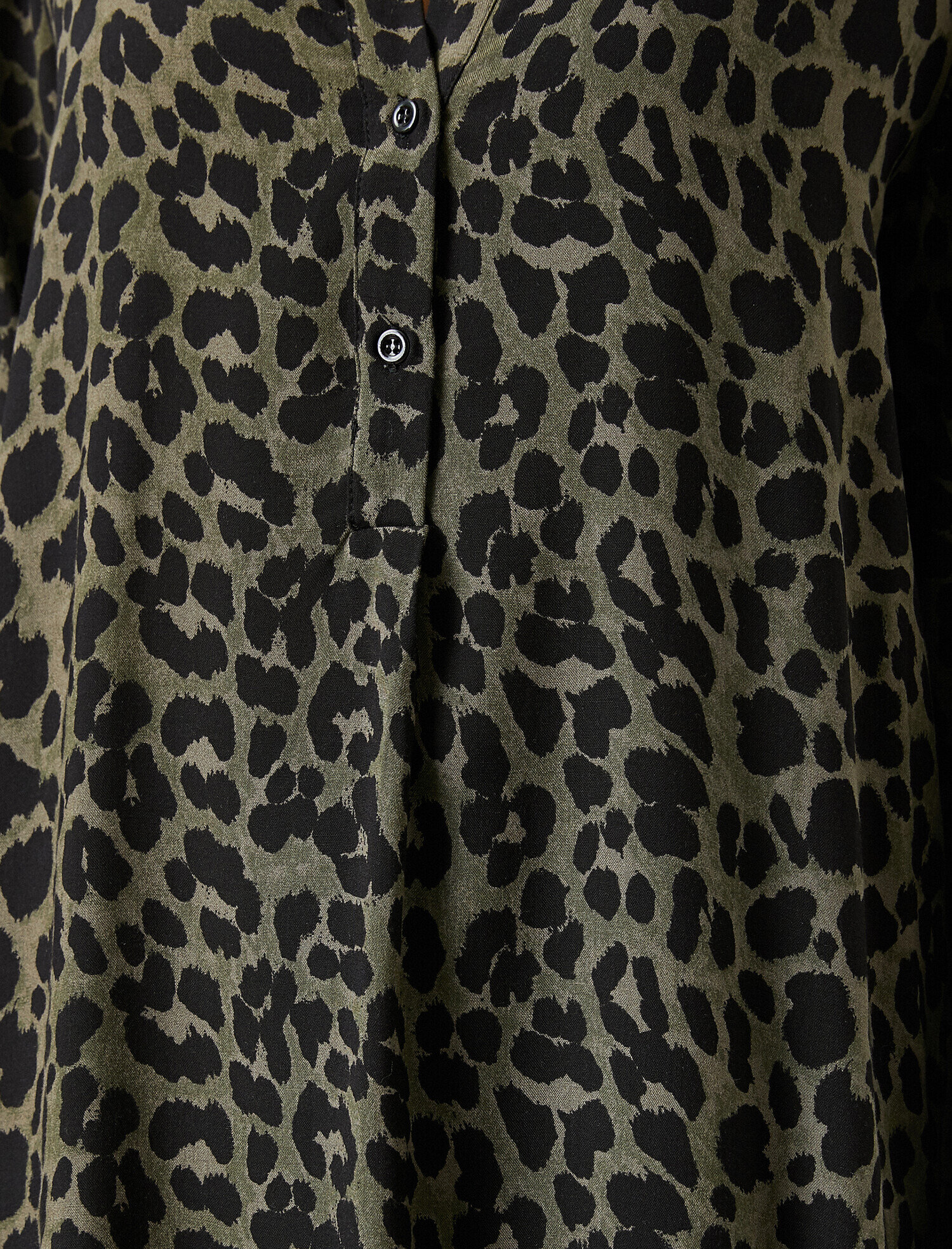   V Yaka Leoparlı Uzun Kollu Gömlek