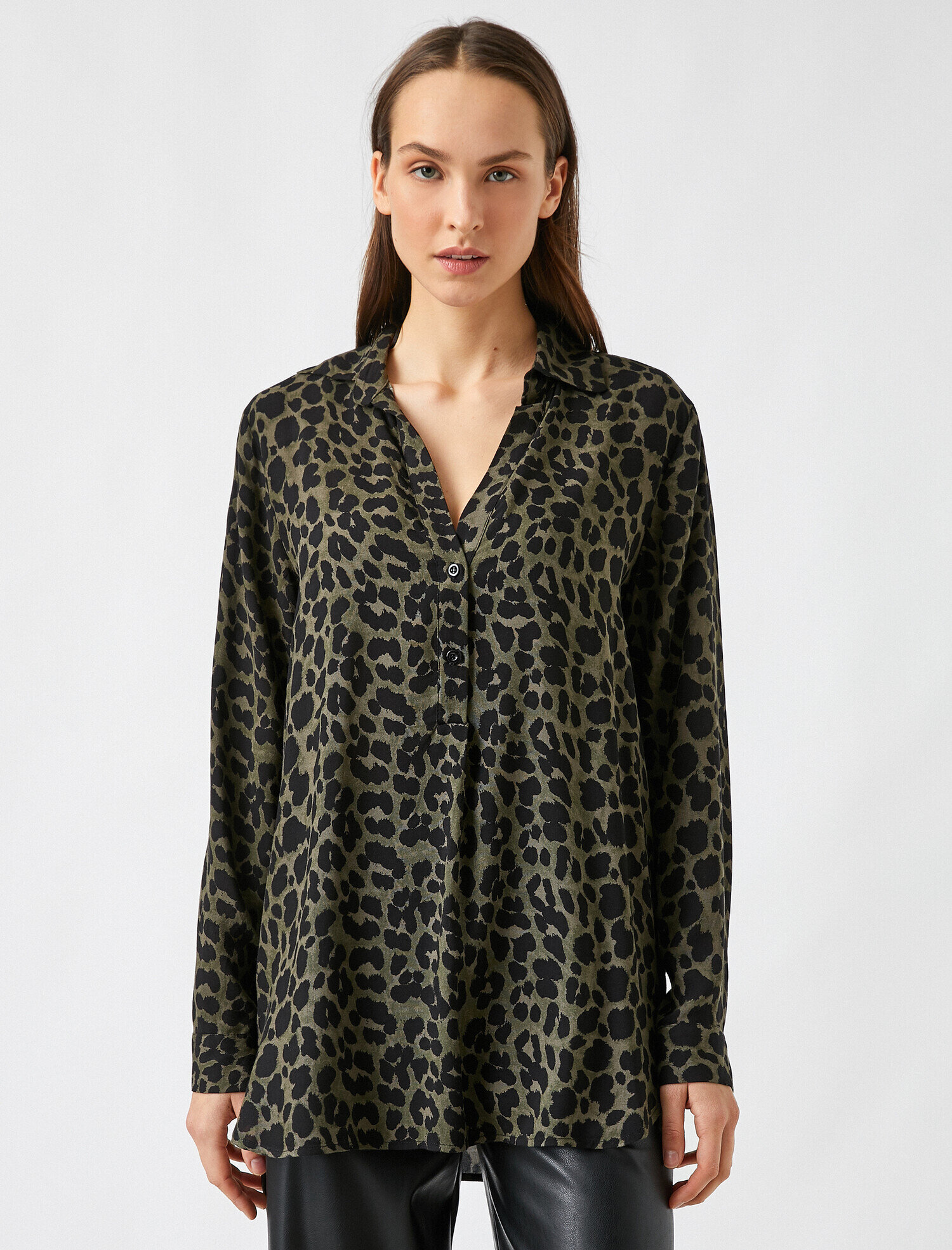   V Yaka Leoparlı Uzun Kollu Gömlek