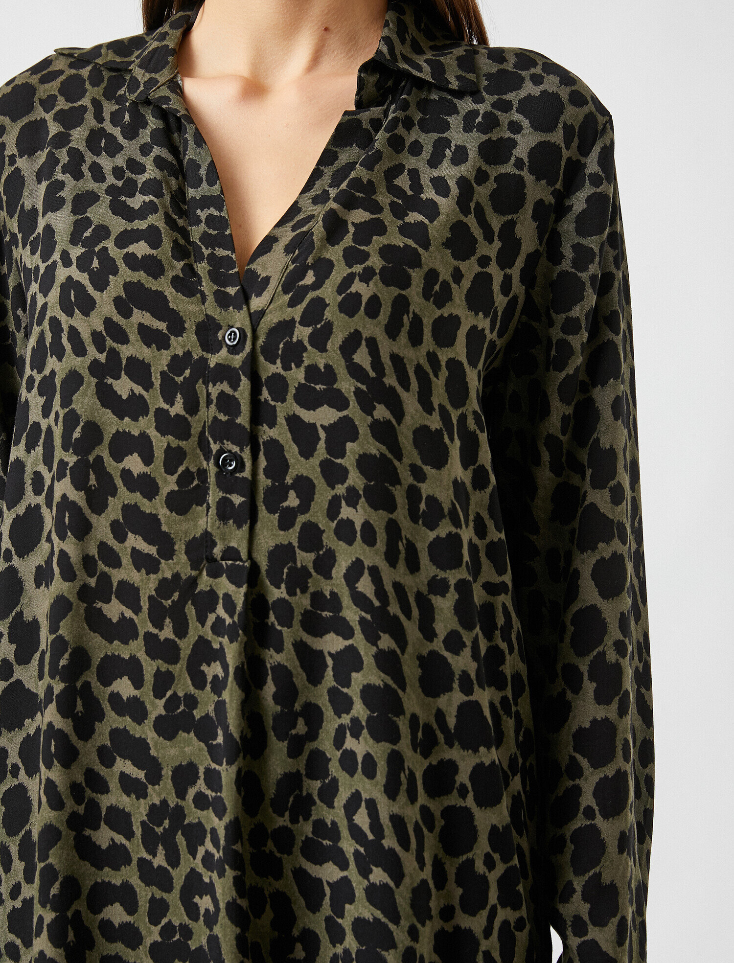   V Yaka Leoparlı Uzun Kollu Gömlek