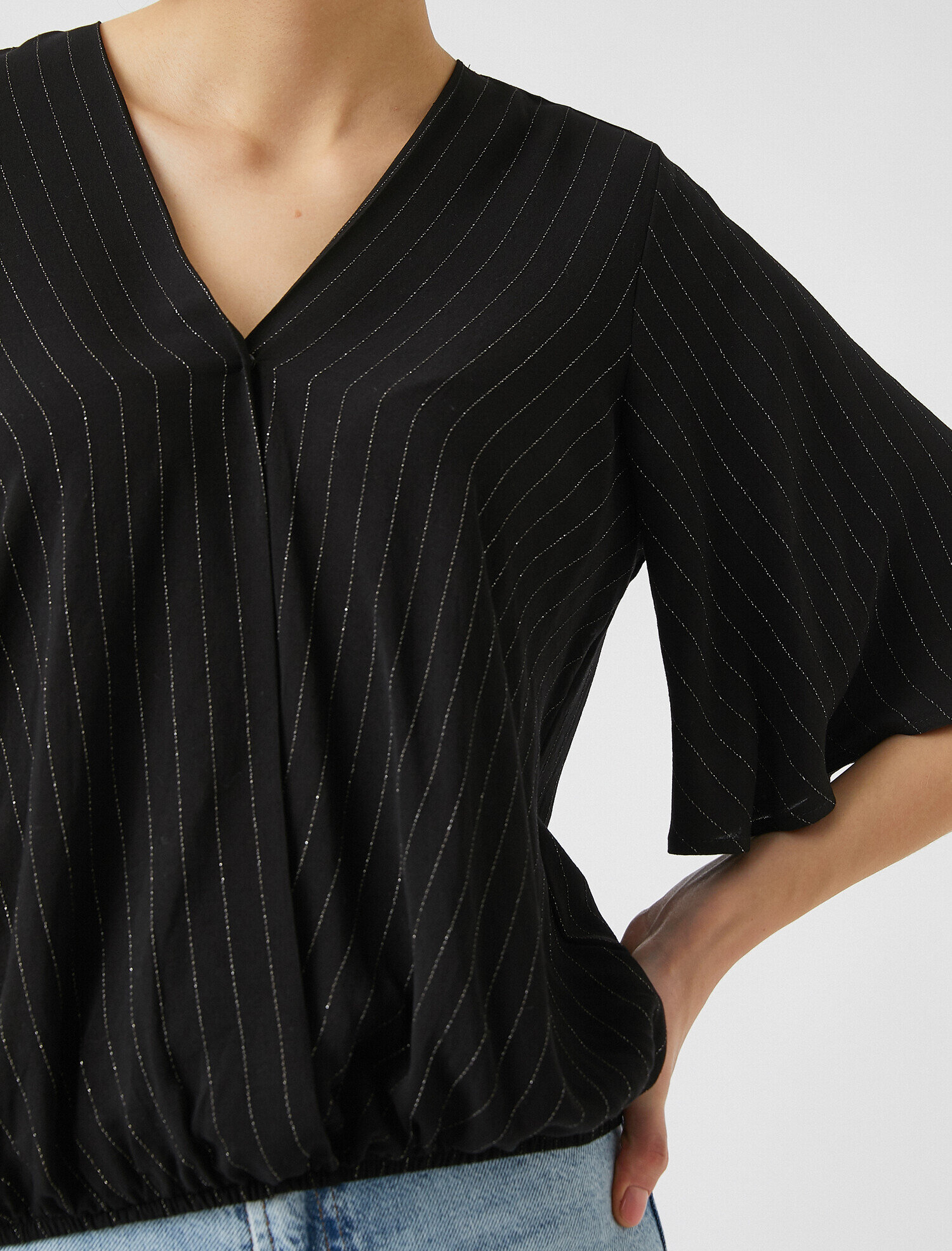   V yaka Çizgili Bluz