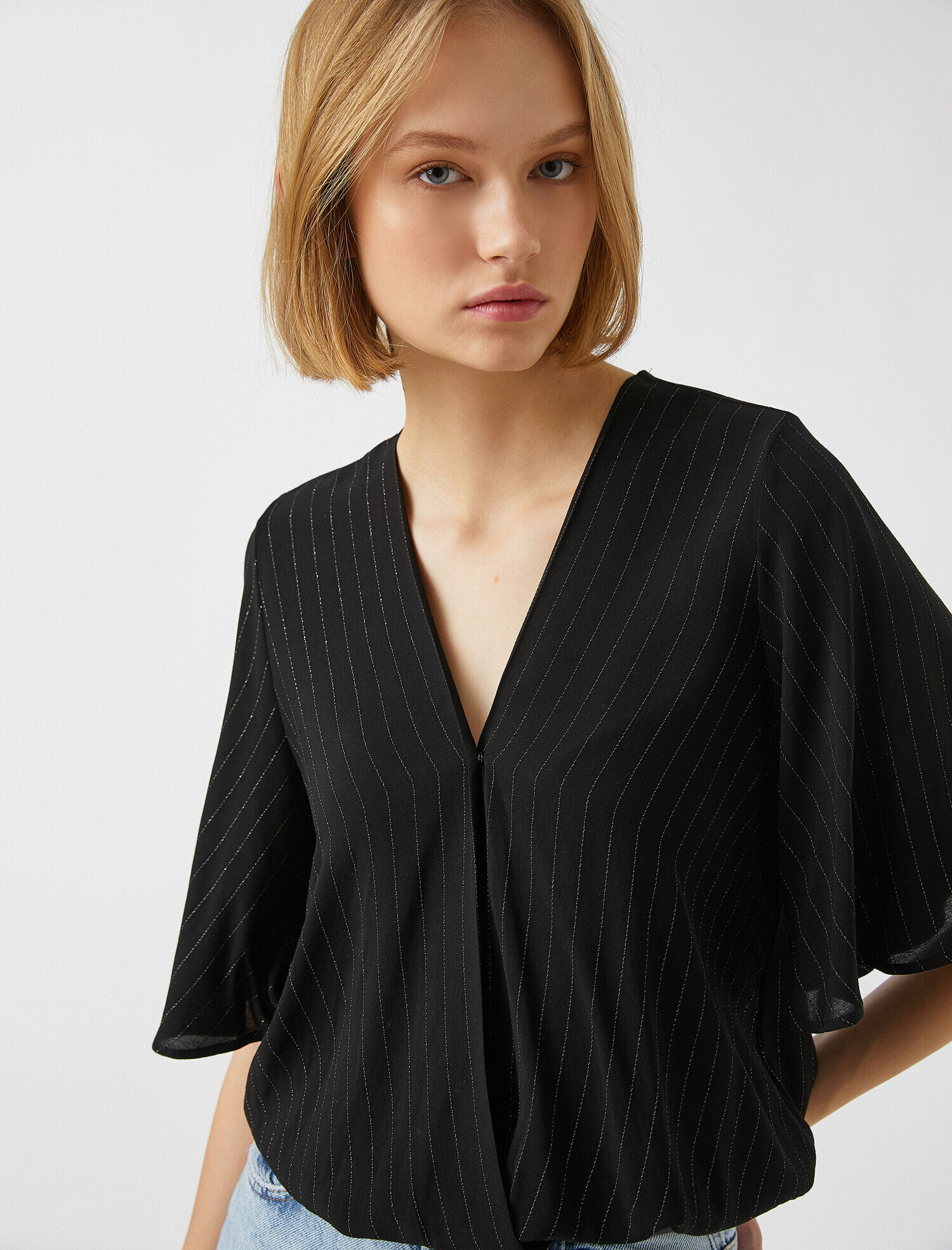   V yaka Çizgili Bluz