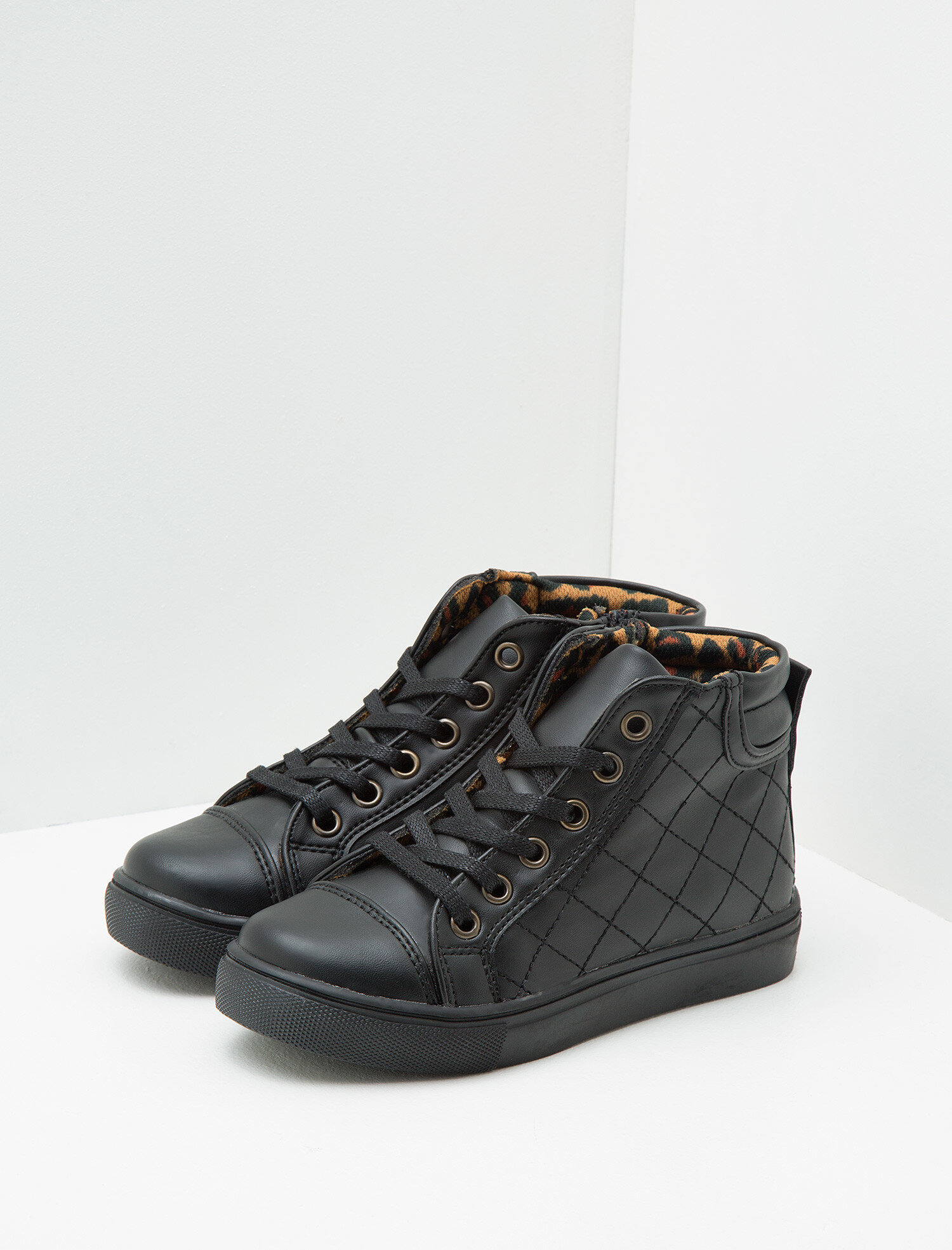  Kız Çocuk Kapitone Detaylı Ayakkabı