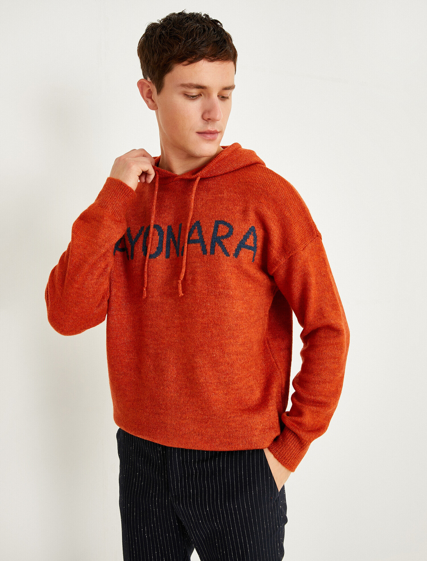   Sloganlı Kapüşonlu Kazak