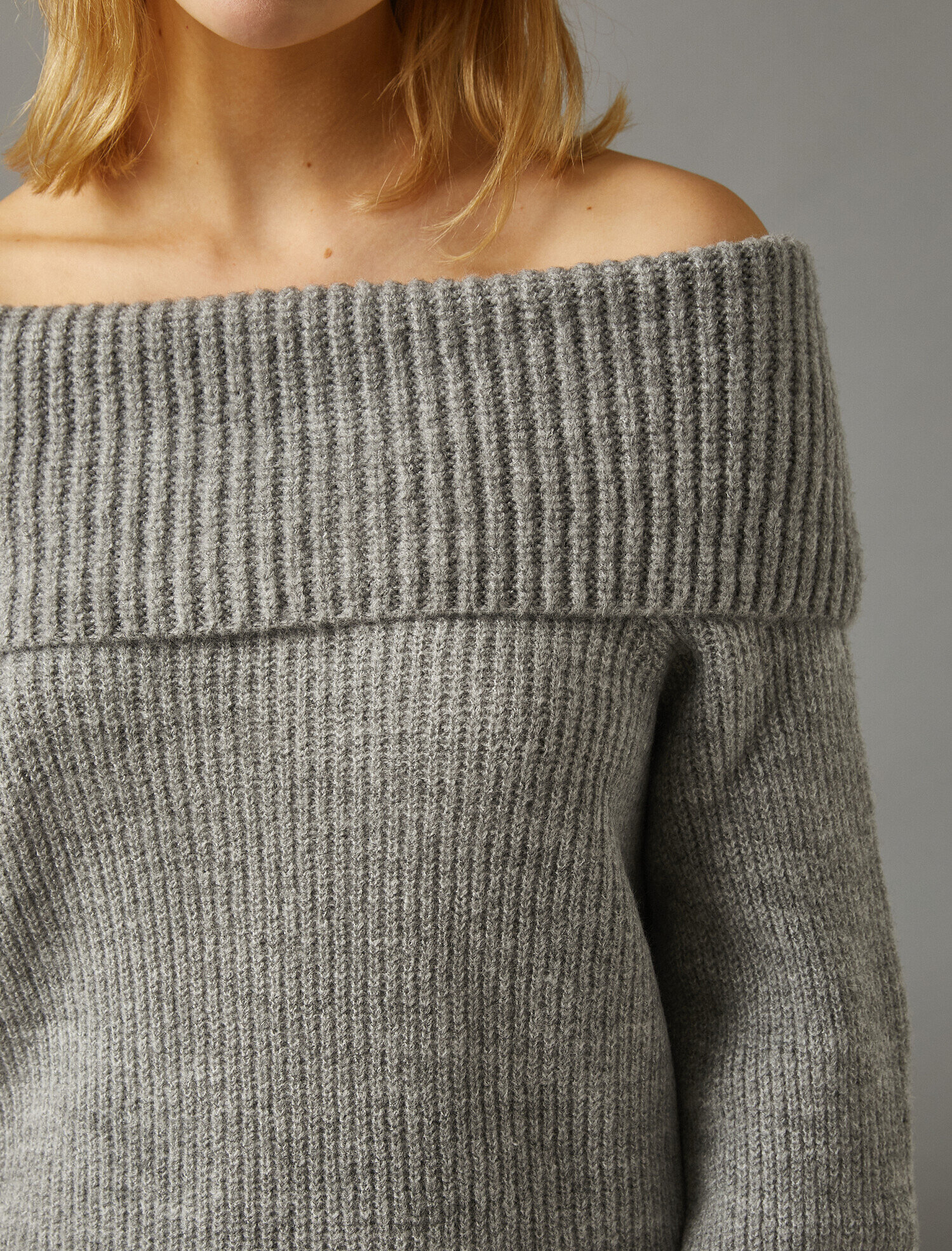   Omzu Açık Triko Kazak