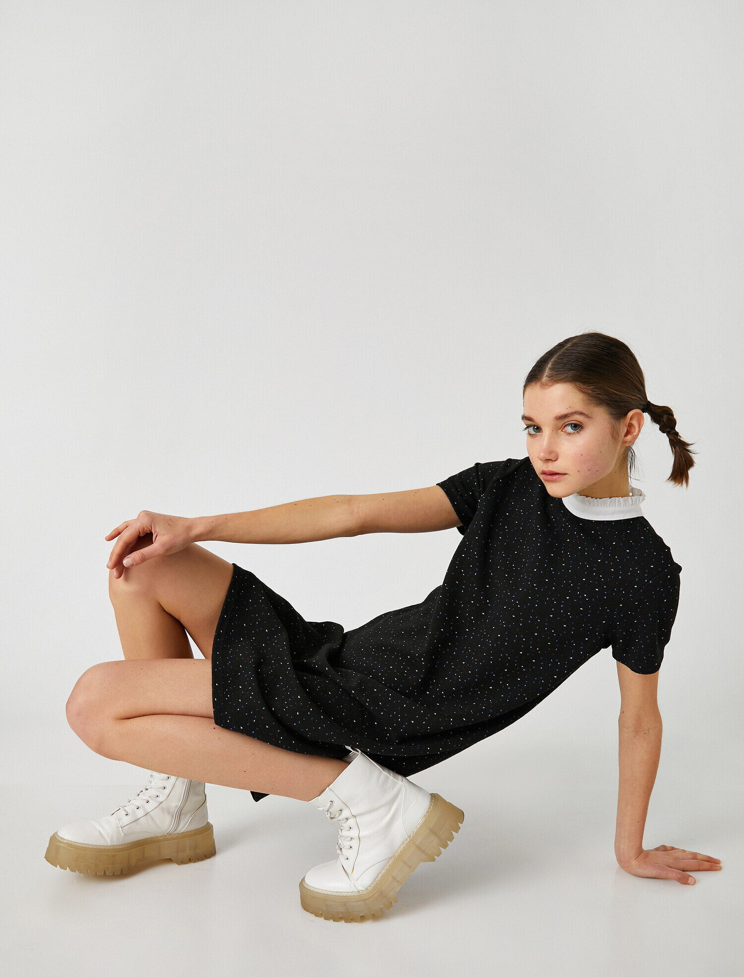   Yaka Detaylı Kısa Kollu Desenli Kısa Elbise