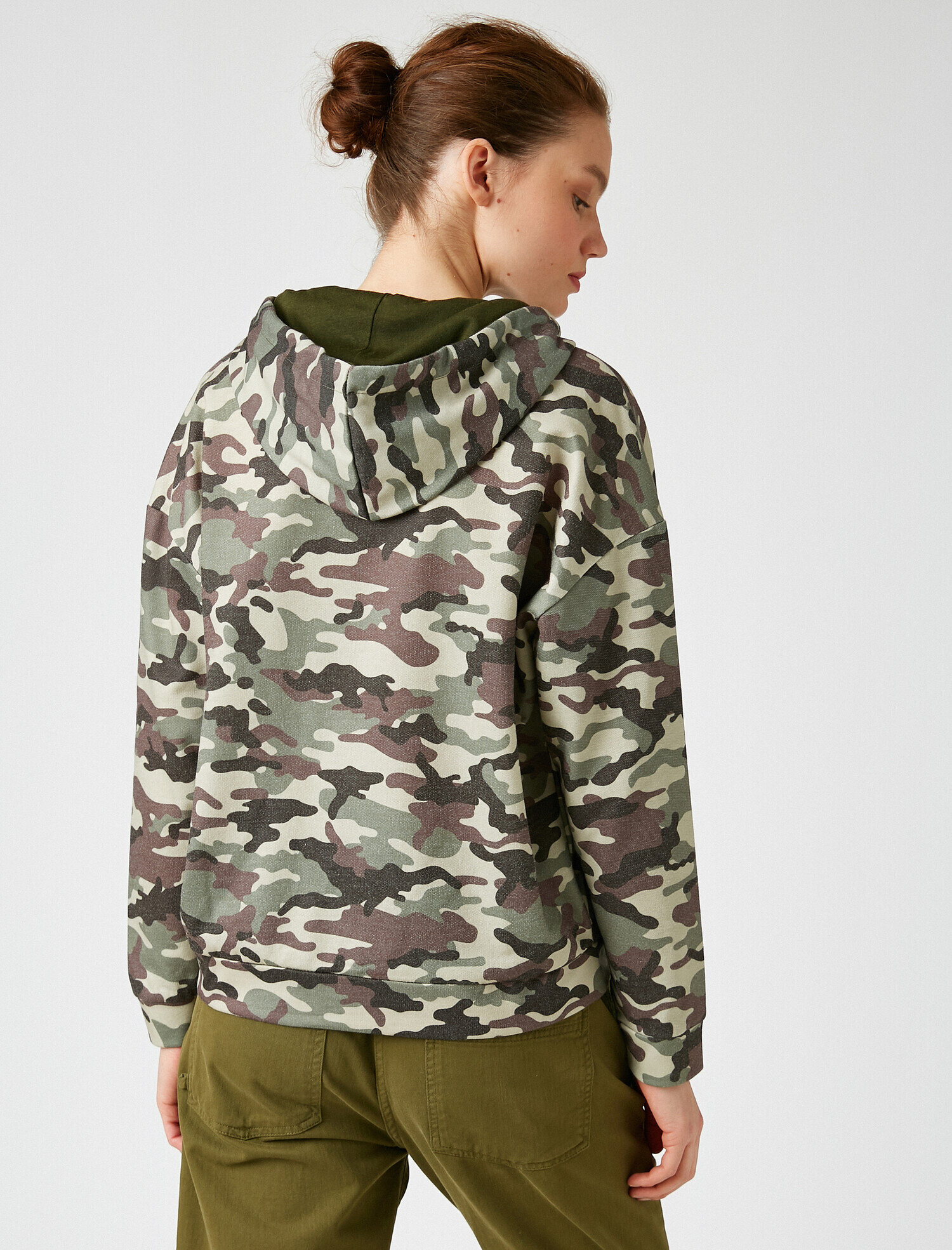   Kapüşonlu Yazılı Baskılı Kamuflaj Desenli Sweatshirt