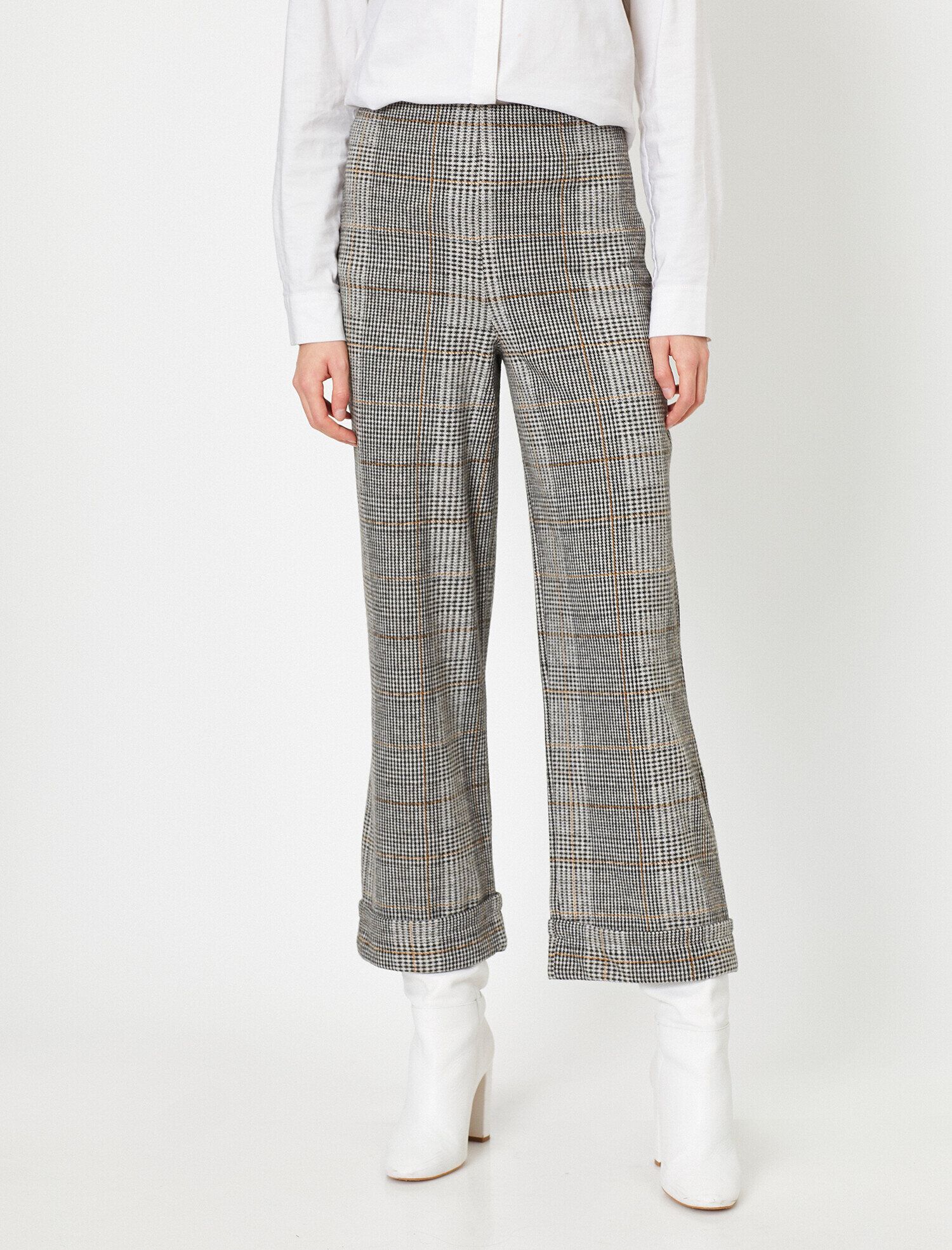   Düğme Detaylı Tişört