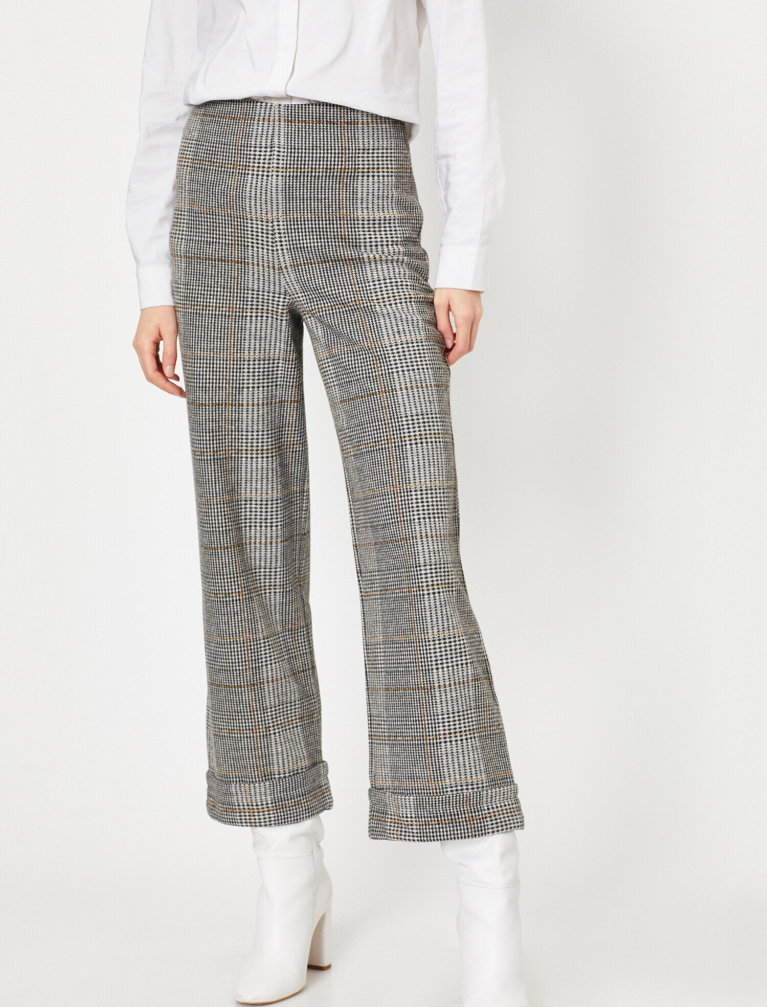   Düğme Detaylı Tişört