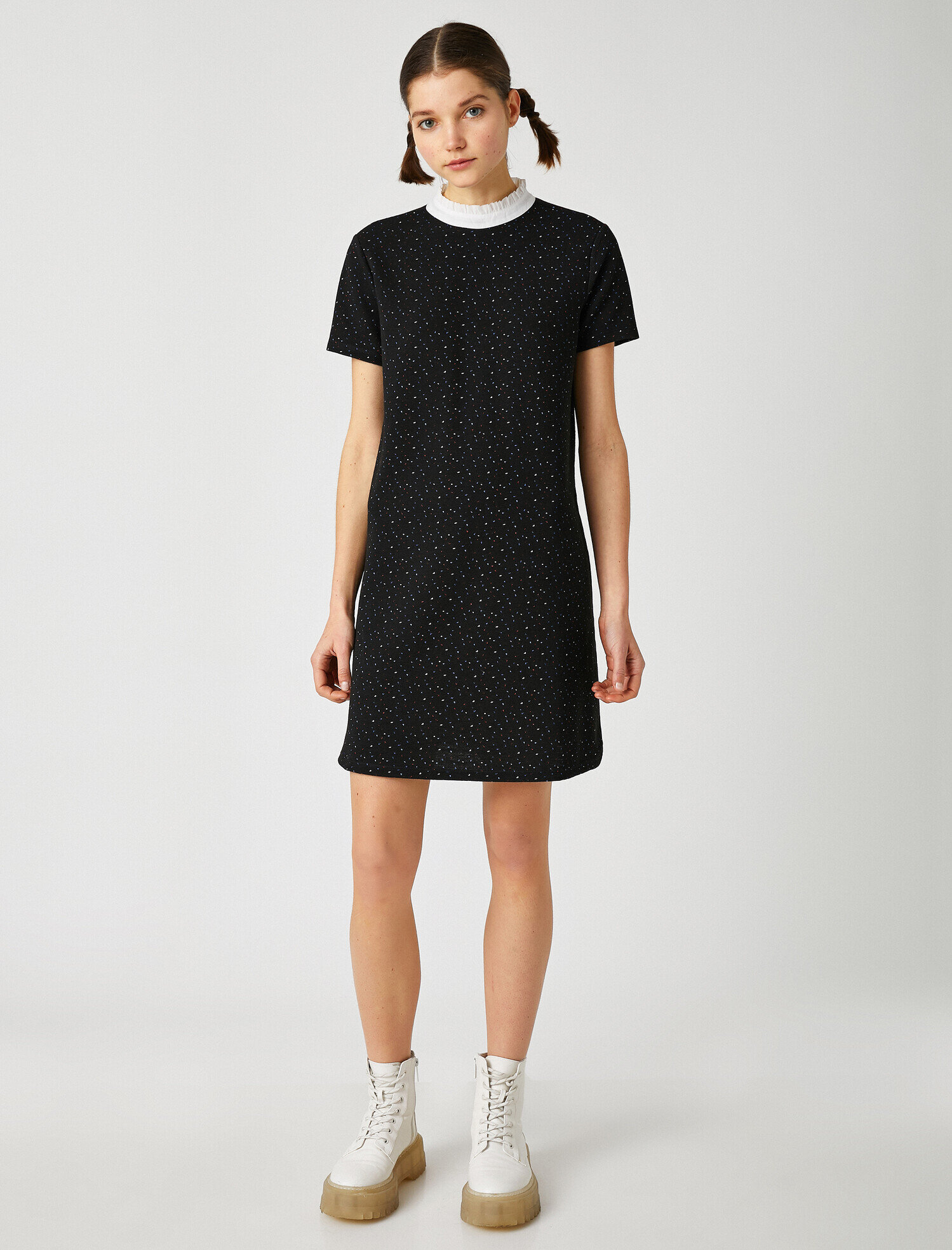   Yaka Detaylı Kısa Kollu Desenli Kısa Elbise