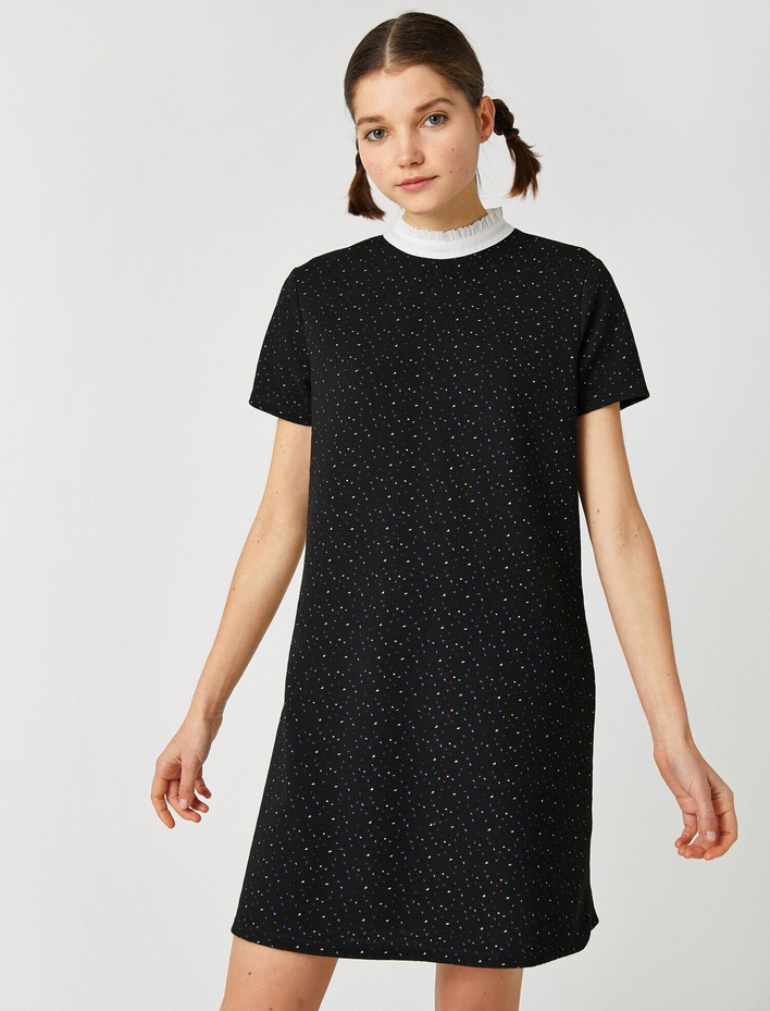  Yaka Detaylı Kısa Kollu Desenli Kısa Elbise