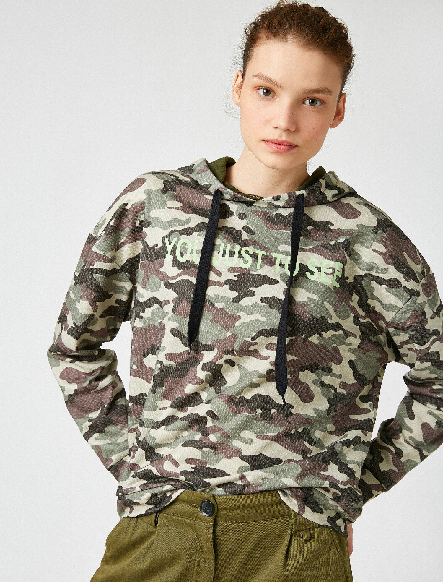   Kapüşonlu Yazılı Baskılı Kamuflaj Desenli Sweatshirt