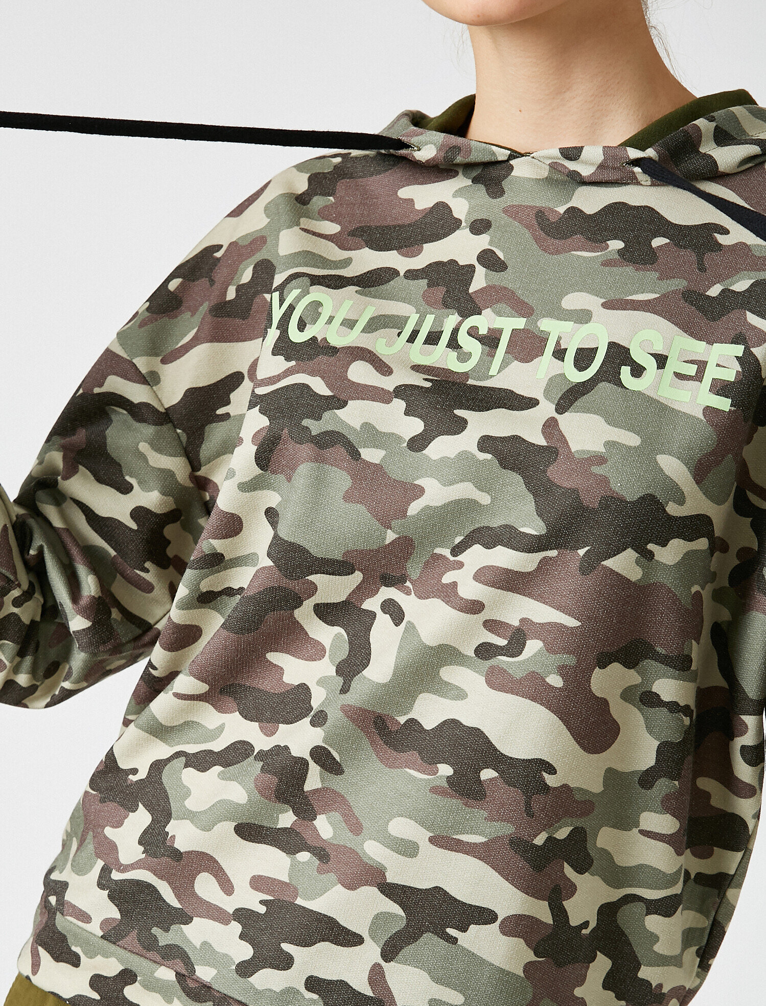   Kapüşonlu Yazılı Baskılı Kamuflaj Desenli Sweatshirt