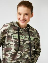 Kapüşonlu Yazılı Baskılı Kamuflaj Desenli Sweatshirt